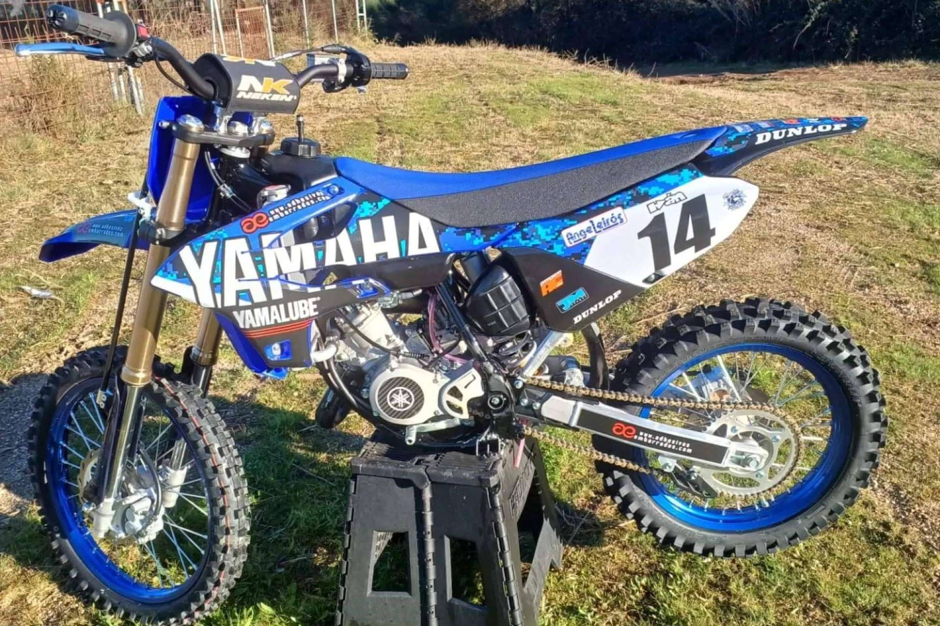 ADHESIVOSSEMBARRADOS ofrece adhesivos personalizados para motos