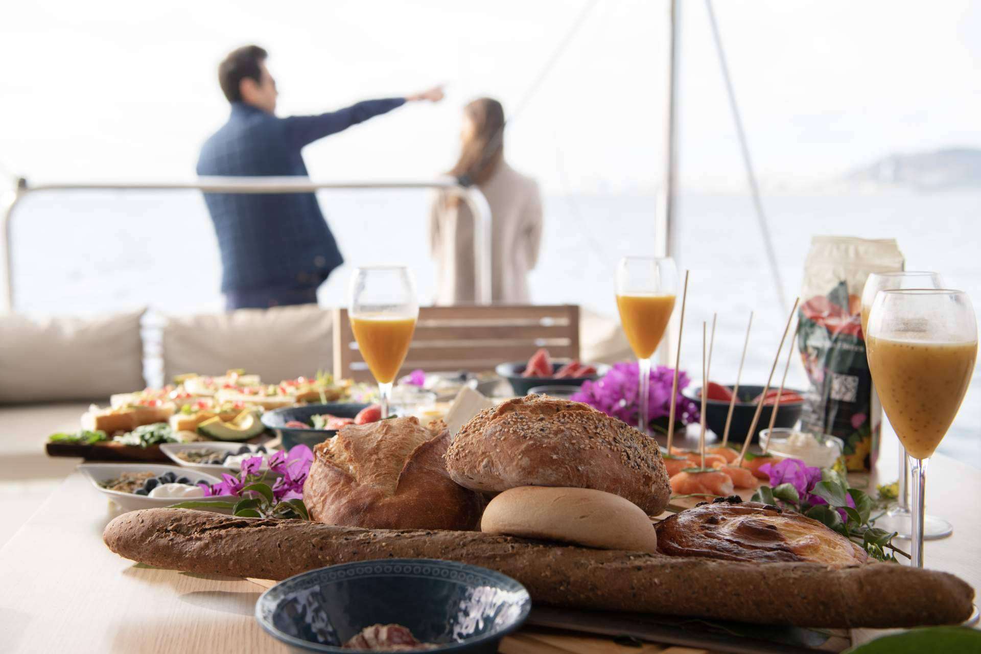 Disfrutar de un brunch en barco en Barcelona, de la mano de Sondevela