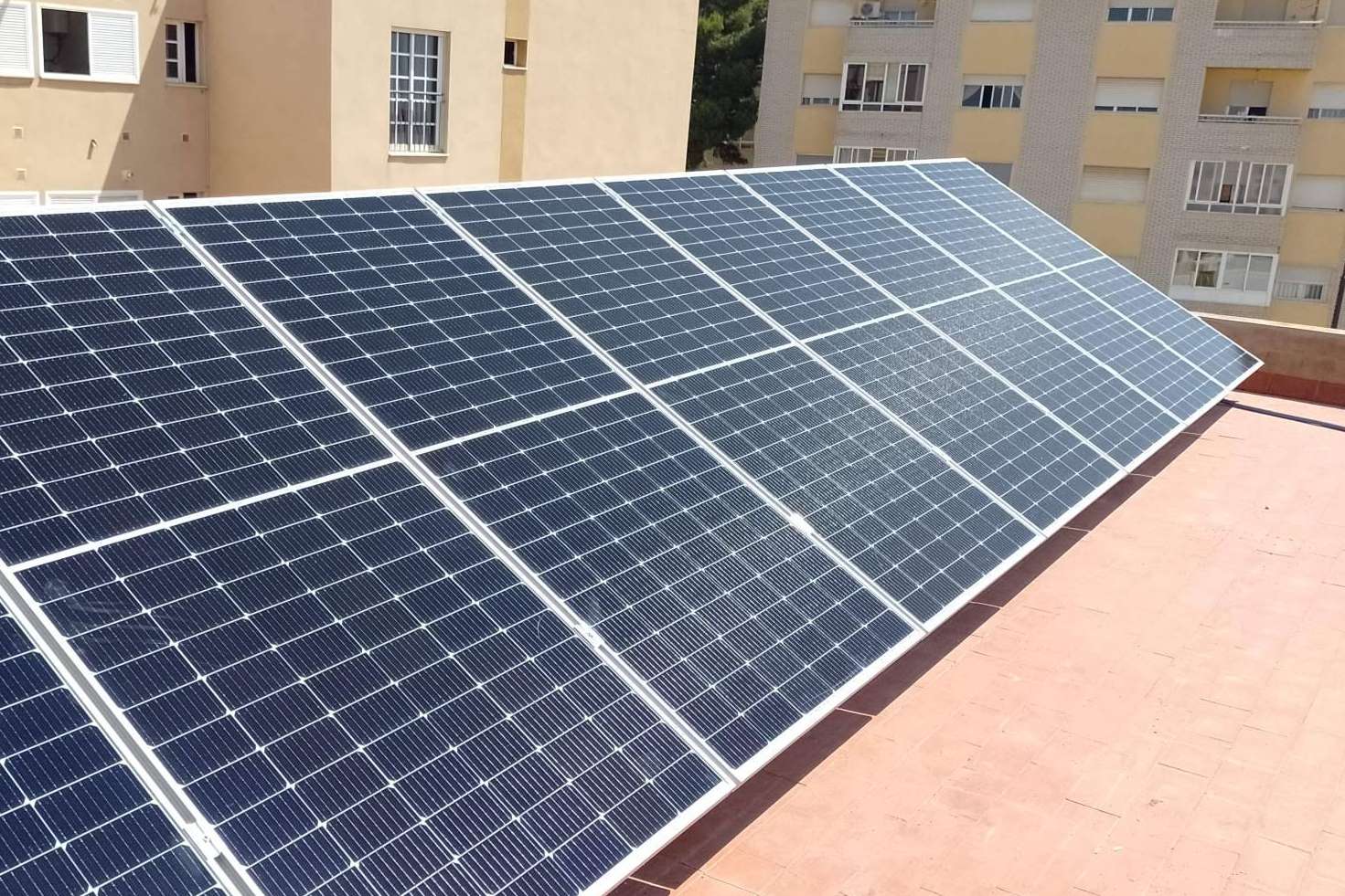 Instalar placas solares en casa sin hacer inversión inicial es posible