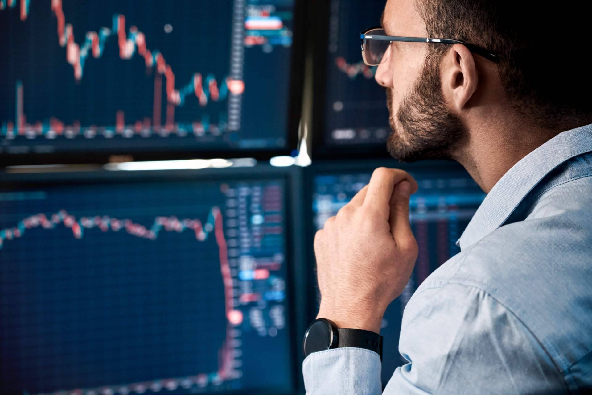 Recurrir al servicio de un mentor de trading o a plataformas de mentoría como Trading Rentable con Chris