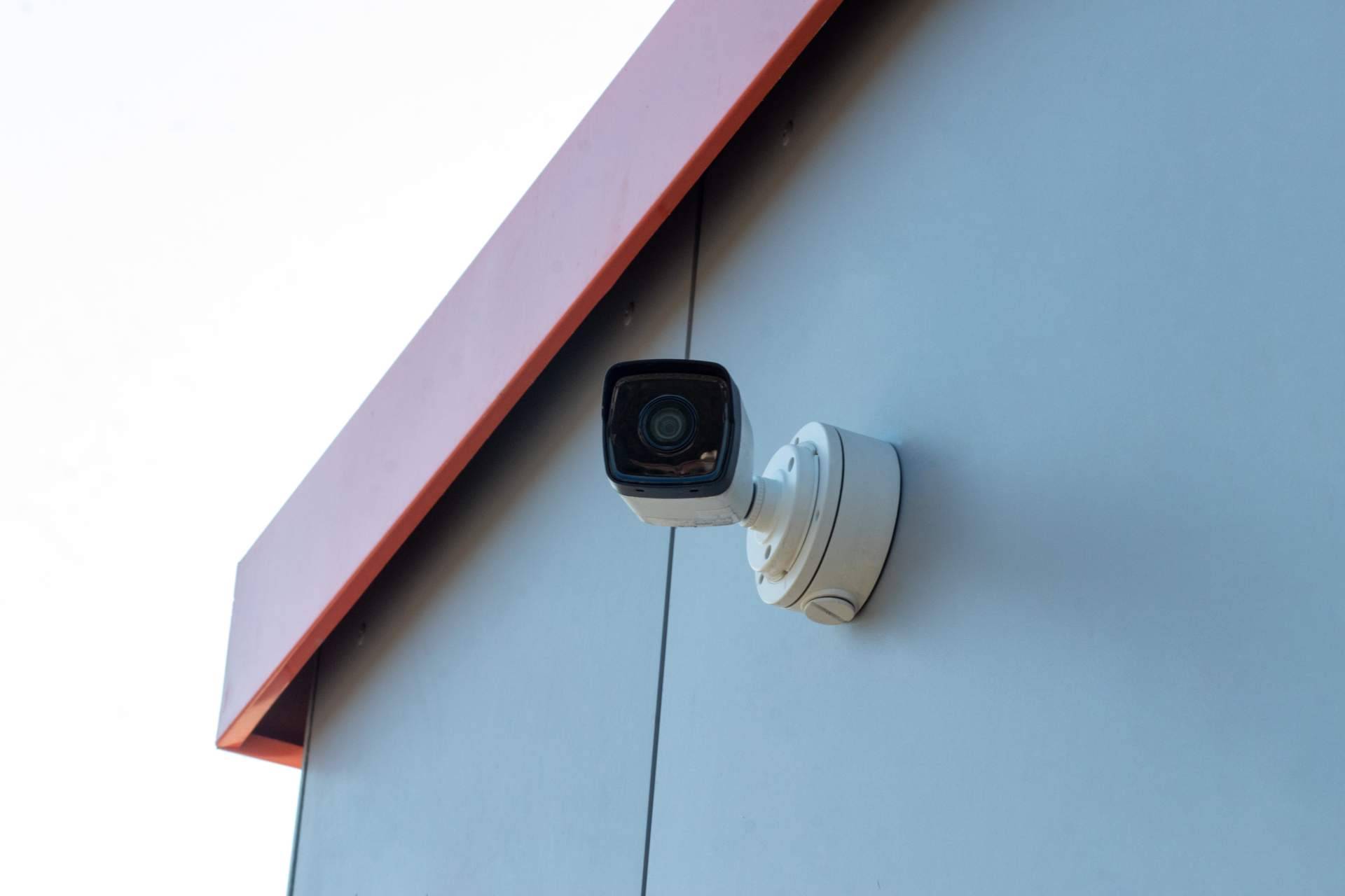 Para mantener los espacios vigilados, instalar cámaras de seguridad es una buena alternativa