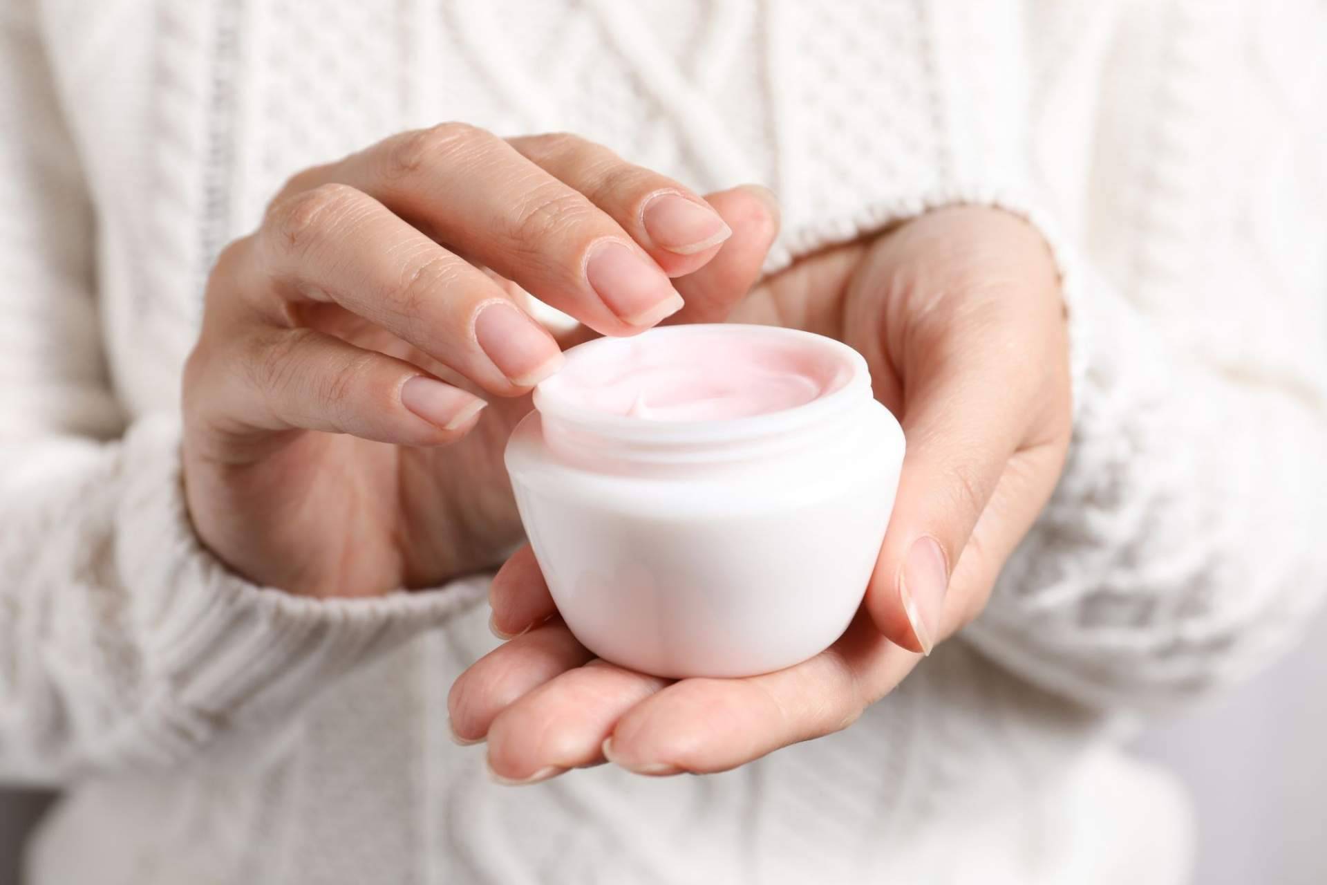 La importancia de una buena crema hidratante facial para que la piel del rostro no sufra los meses de frío, por La Para-Farmacia del Puerto