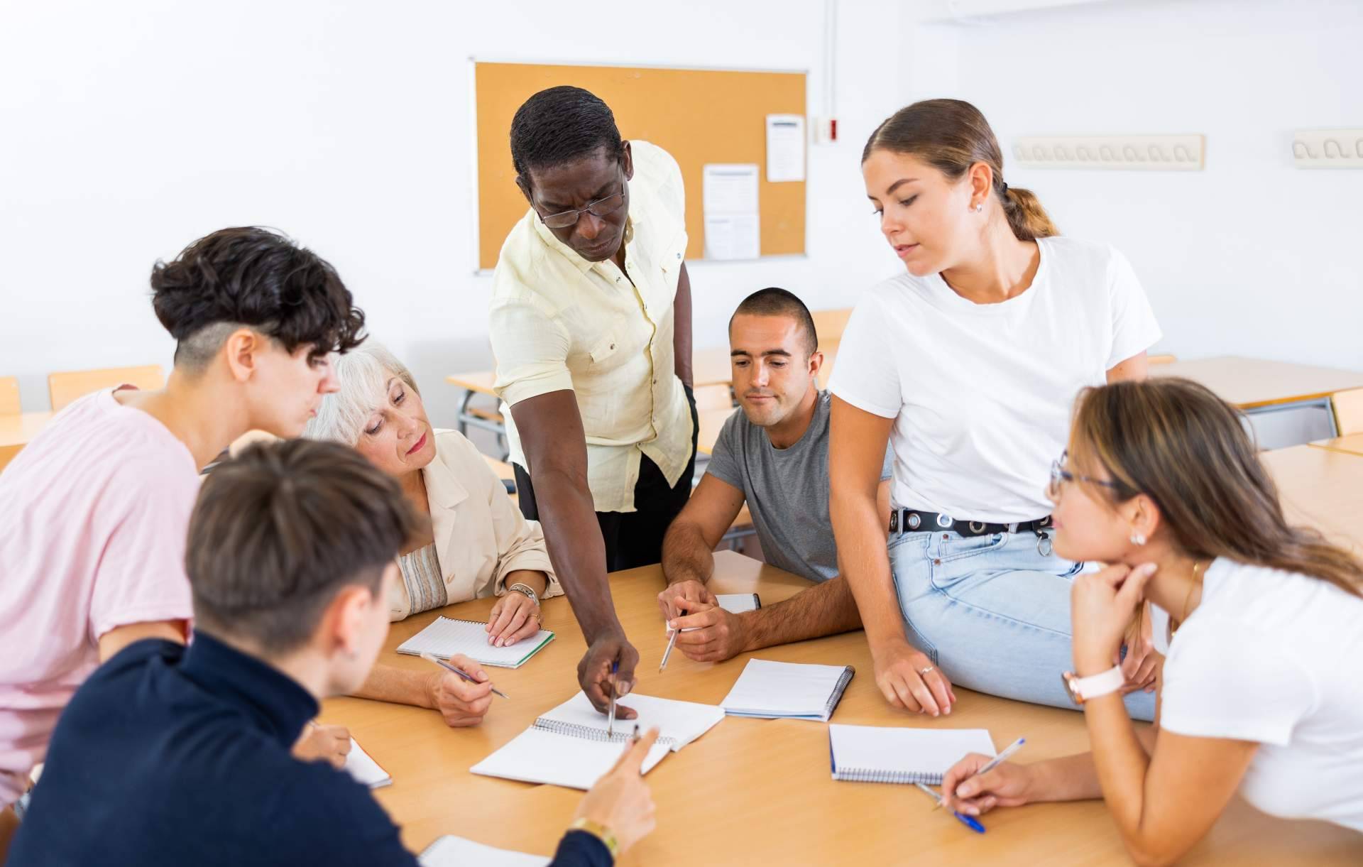 Encontrar algunos de los mejores destinos y colegios para realizar un curso escolar en el extranjero con Enseñalia