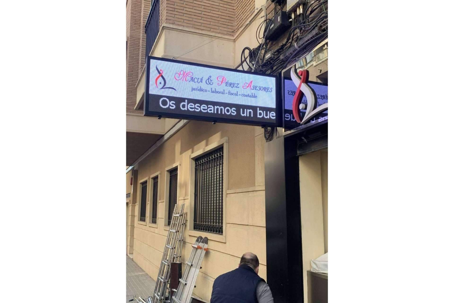 Las banderolas electrónicas se posicionan como una herramienta clave para la publicidad exterior de hoy