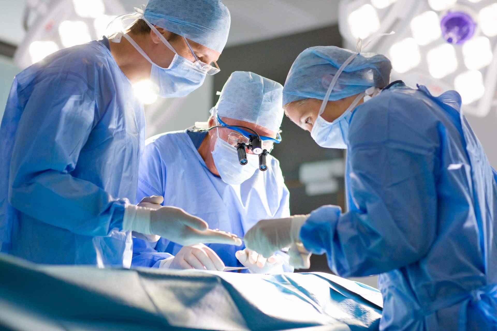 Adelgar combate la obesidad de sus pacientes mediante distintos tipos de cirugías