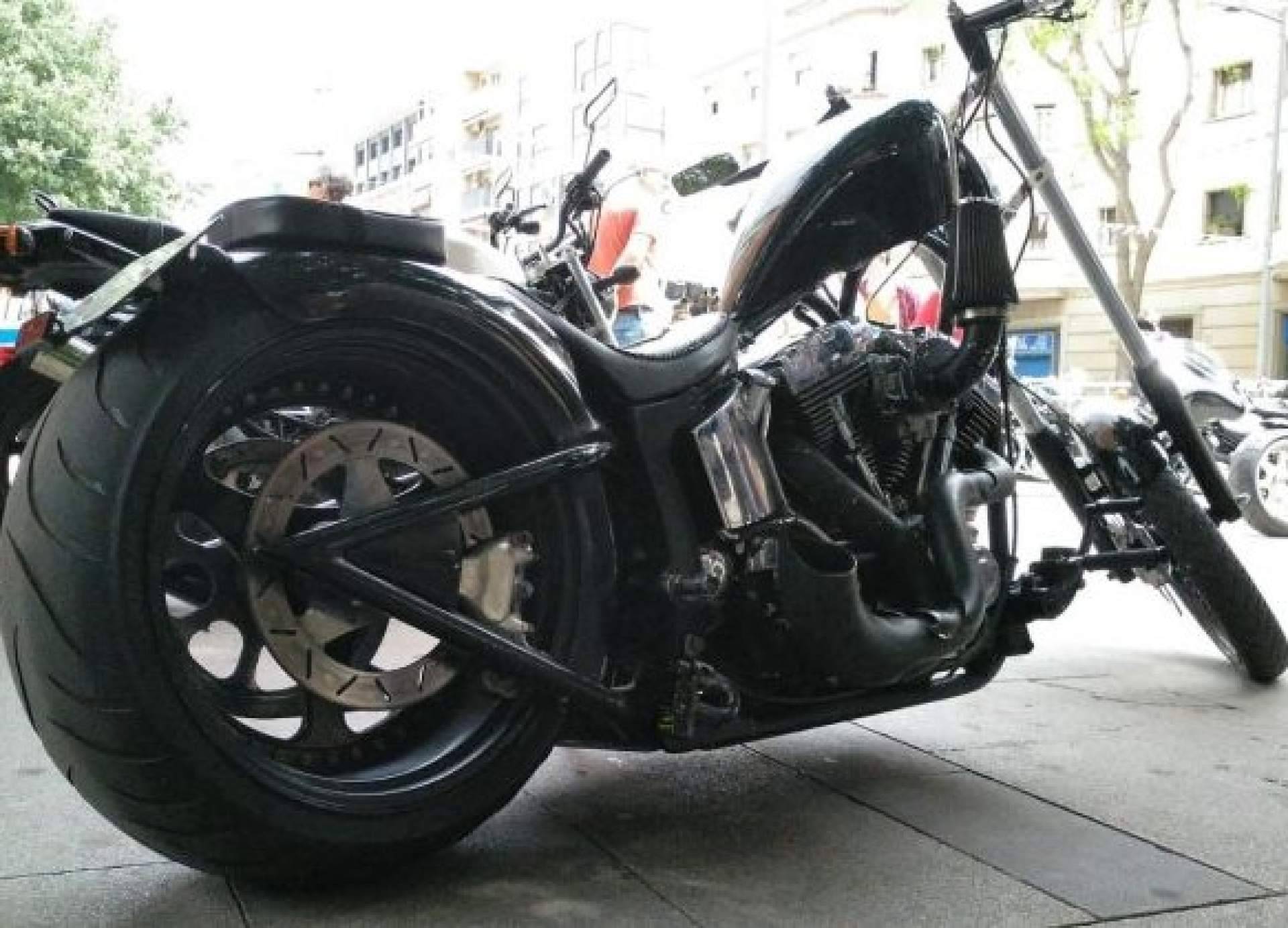 Eactivos.com subasta la motocicleta que utilizó la artista colombiana de moda en uno de sus videoclips
