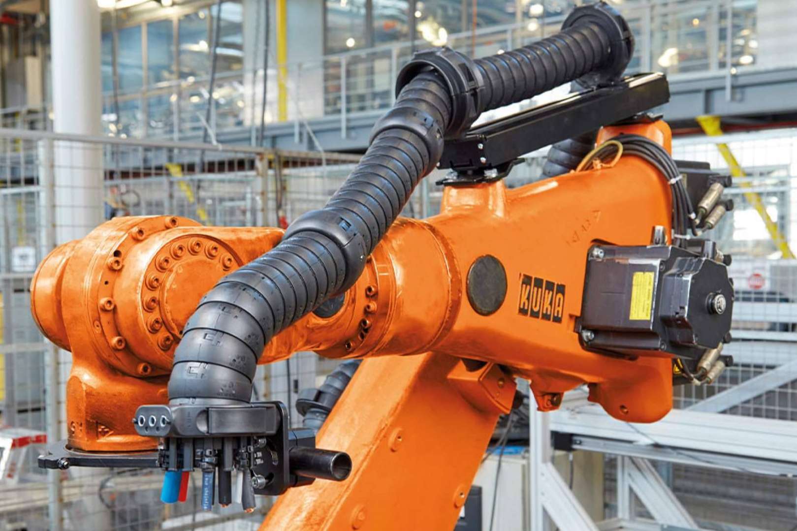 ¿Cuáles son los beneficios de las cadenas portacables triflex para equipar con éxito robots industriales?