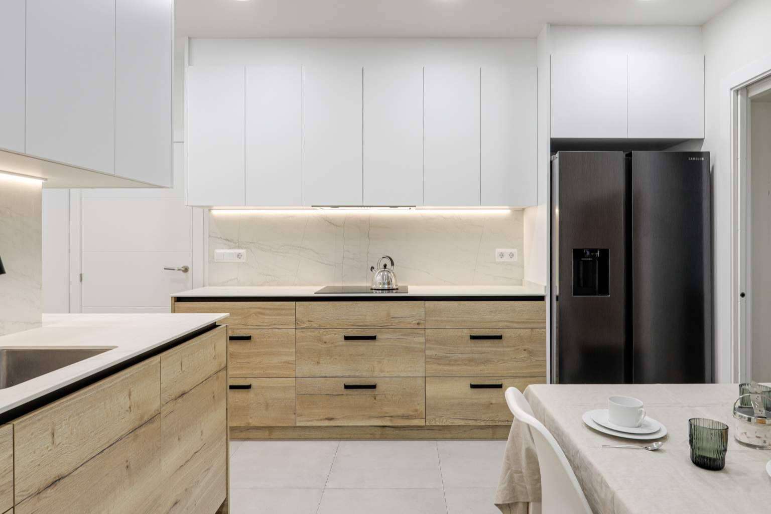 Diseño de cocina roble y blanco con los expertos de Lautoka Urbana