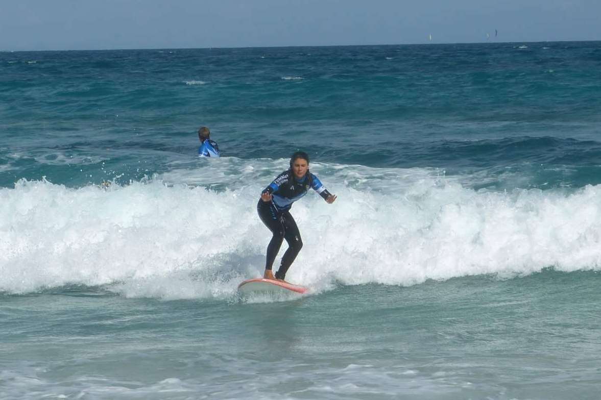 ¿Por qué es tan importante aprender a surfear en una escuela?, con Poseidón Surf Academy