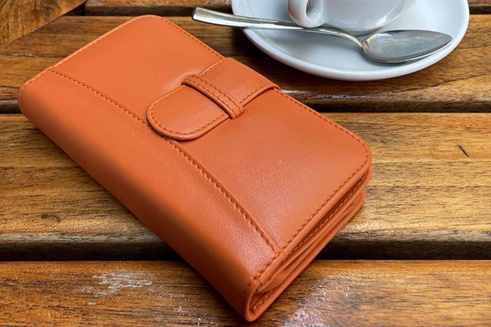 Walletmagnum, la cartera de piel porta móvil de Piel Frama cómoda, versátil y práctica