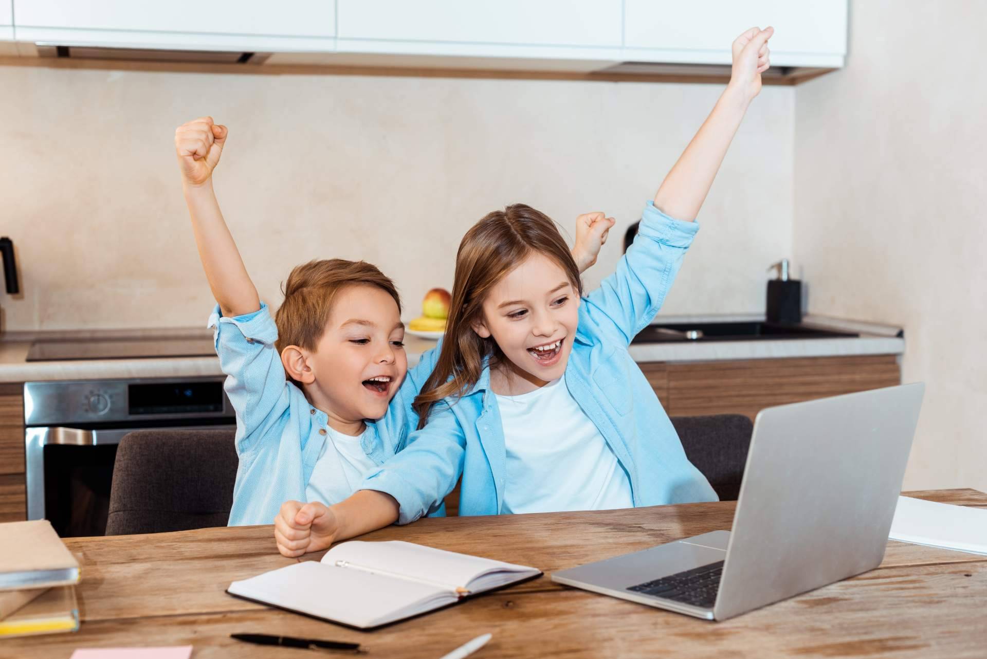 Clases de inglés online para hermanos, con los profesores nativos de La Casita de Inglés