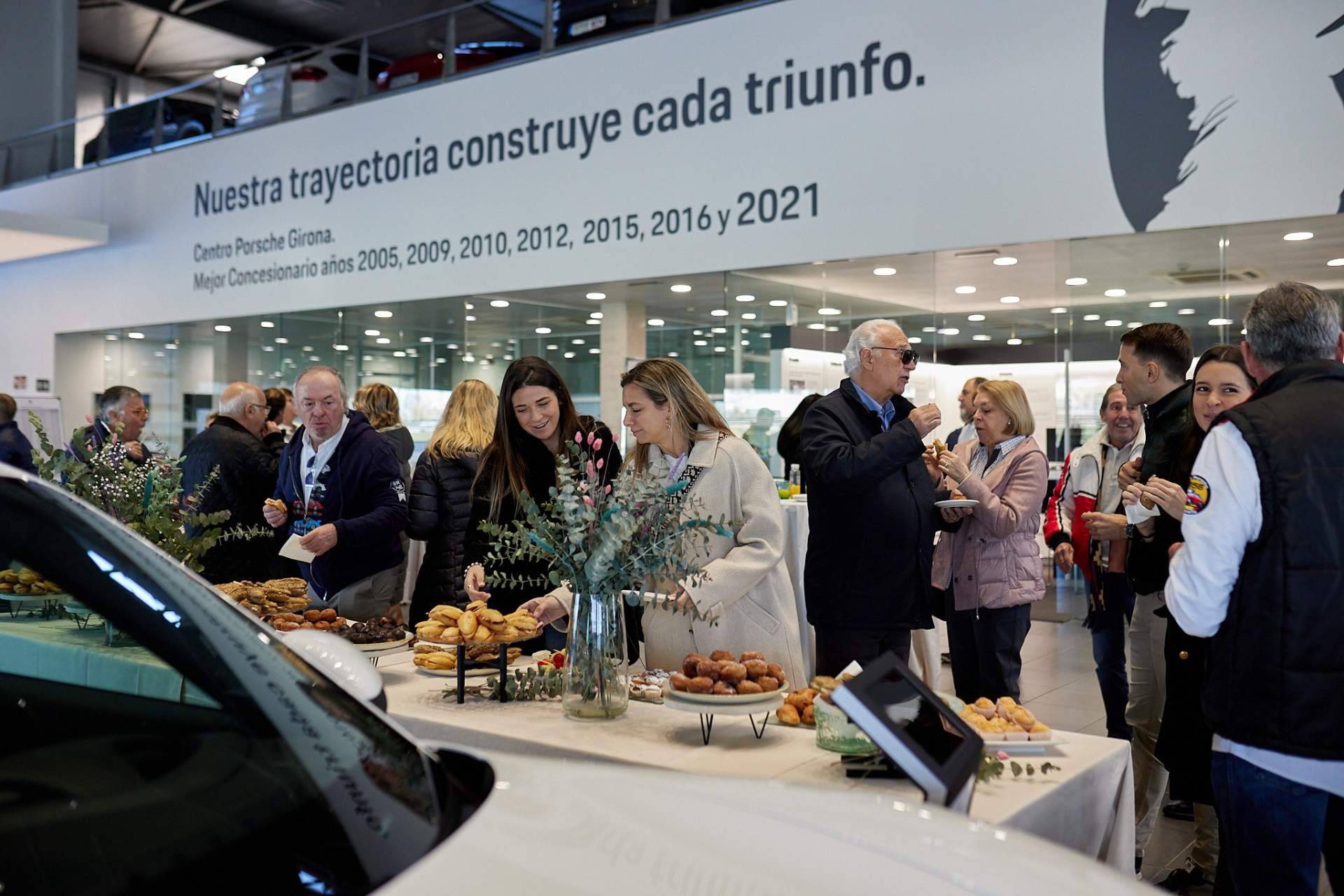 Más de 30 coches clásicos se dan cita en la ruta Porsche Girona