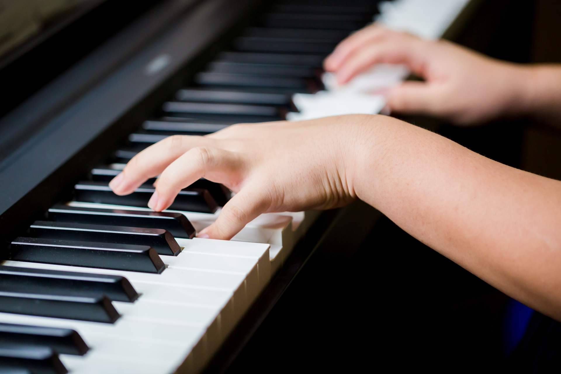 Descubrir los beneficios de tocar el piano con clases particulares