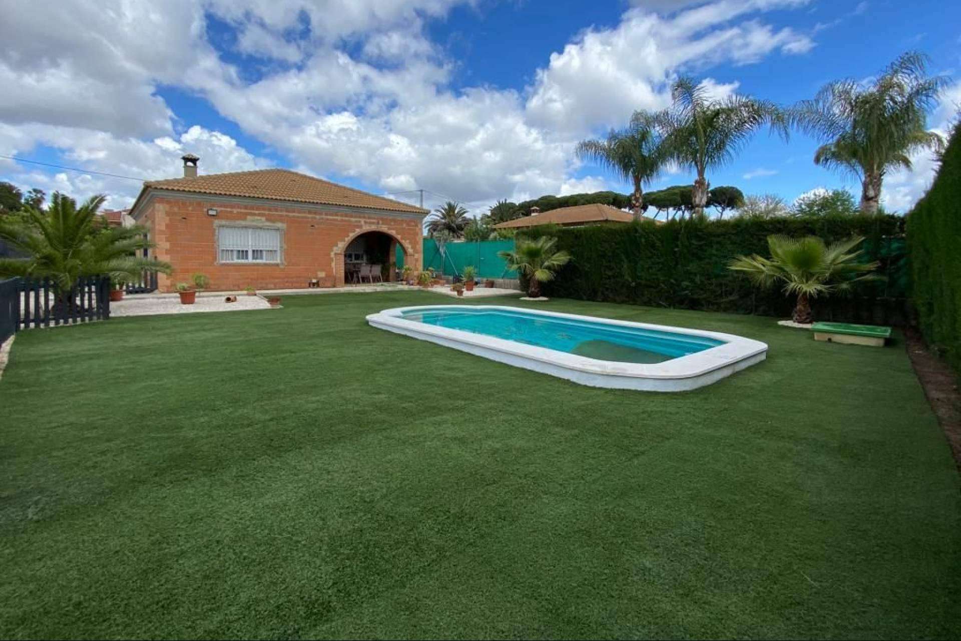 La forma de ahorrar en la compra de césped artificial a través de la reutilización del césped artificial retirado de campos de fútbol, con Alianza Estratégica Circular Césped