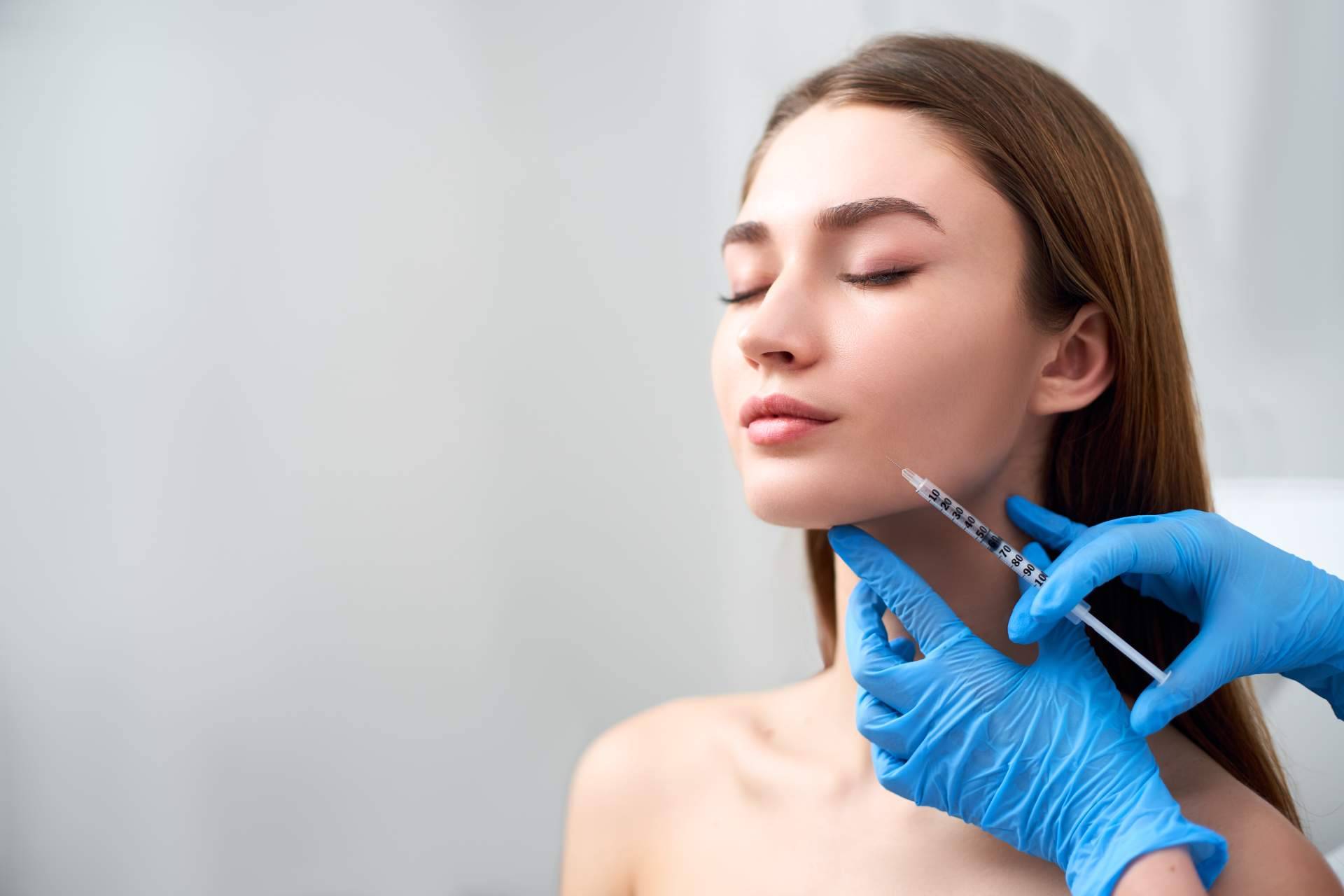 Un resultado natural con los rellenos faciales con ácido hialurónico, en Alluring Clinic