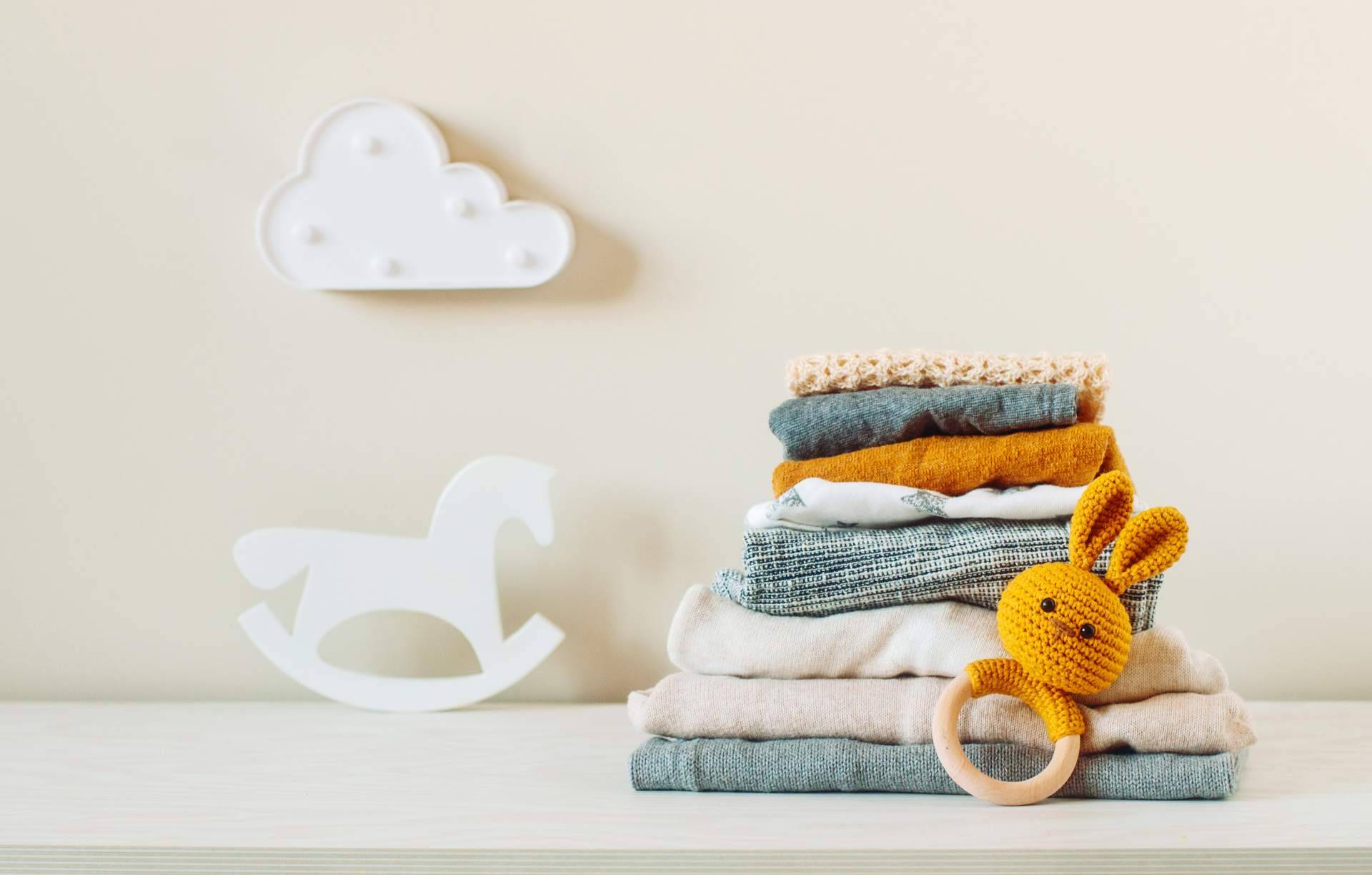 La chaqueta y pantalón para bebés que ofrece Baúl de Algodón que cuidan la piel de los más pequeños