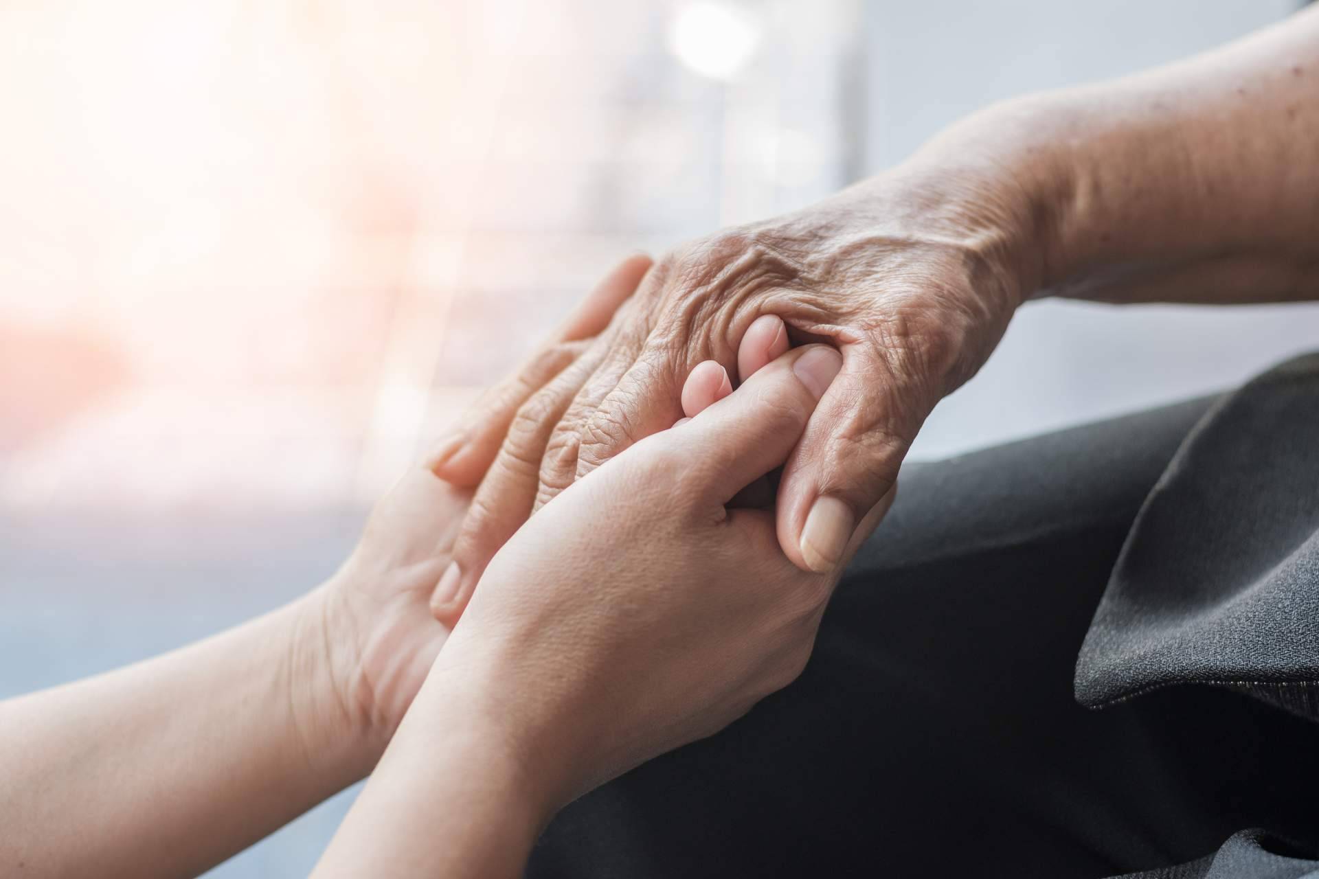 ¿Cuál es el papel de la empatía en la atención integral del adulto mayor?