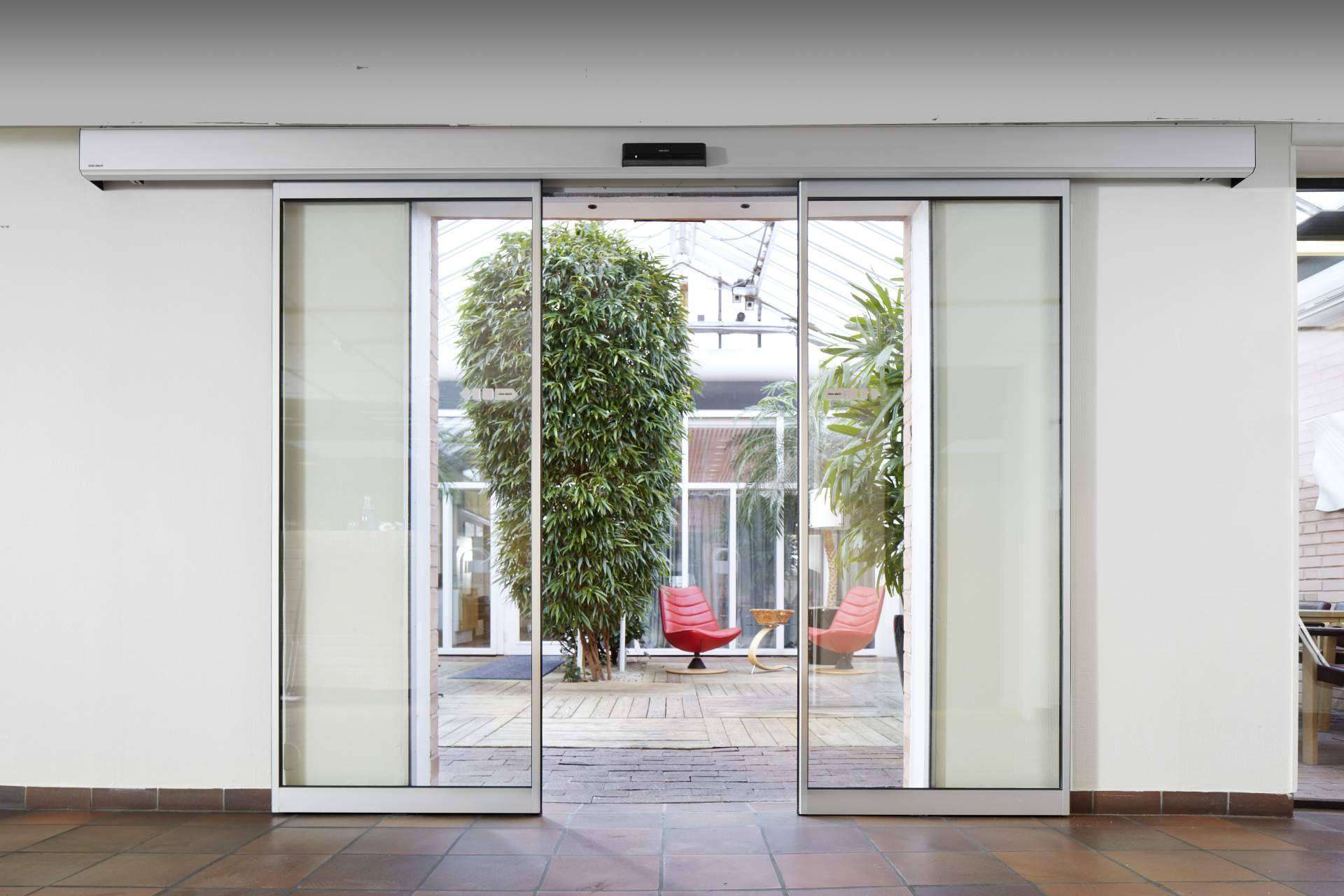 ASSA ABLOY ofrece automatización, mantenimiento y modernización de puertas en edificios para un mayor ahorro energético