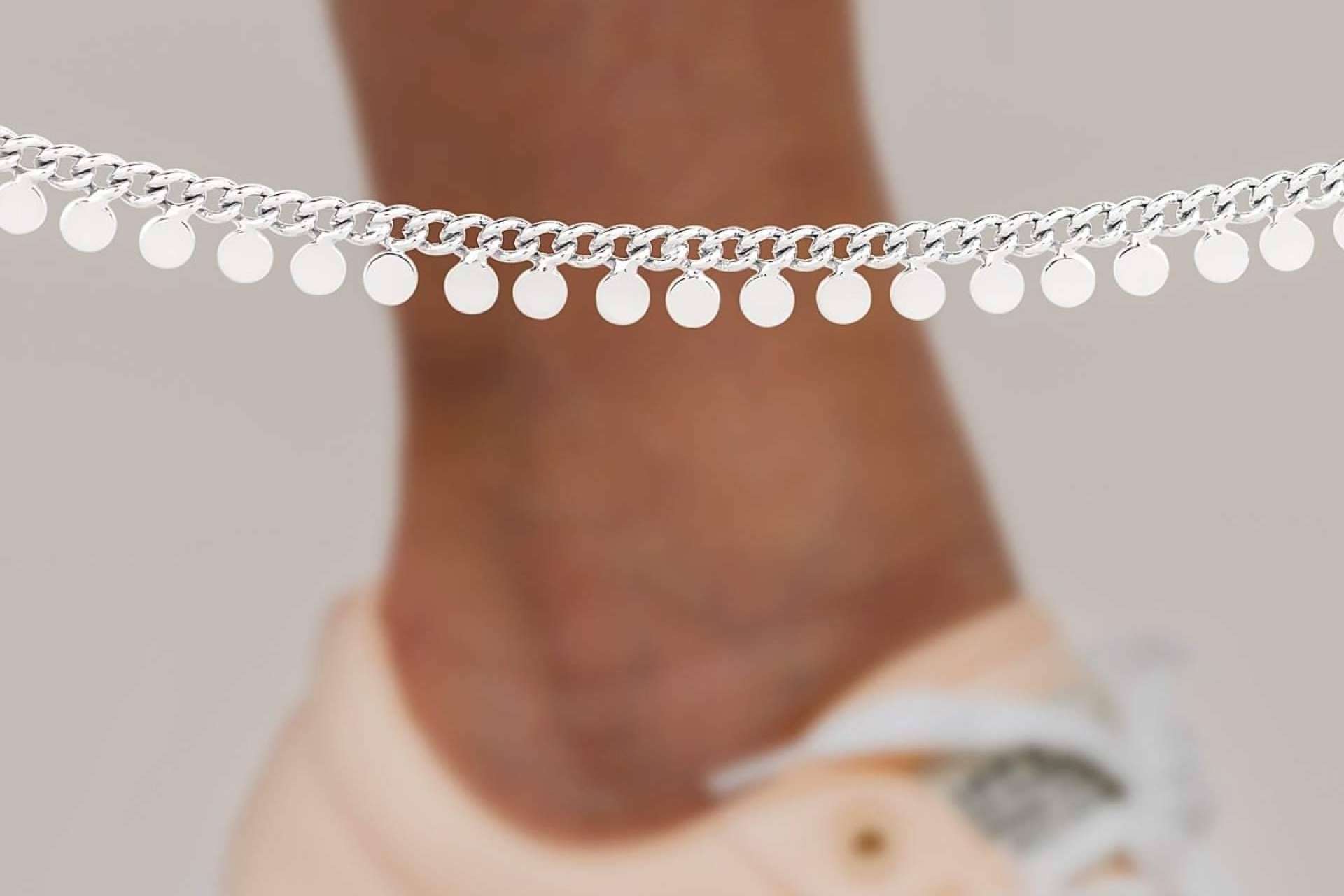 La joyería Le Petite Marie presenta una novedosa colección de tobilleras para verano