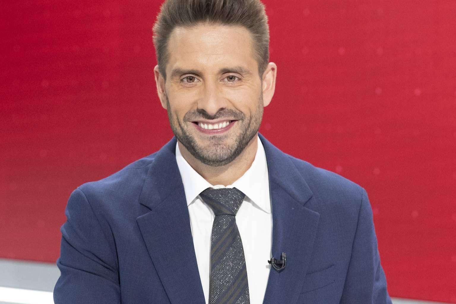 El presentador de noticias de TVE que destaca por su versatilidad y enfoque creativo, Àngel Pons