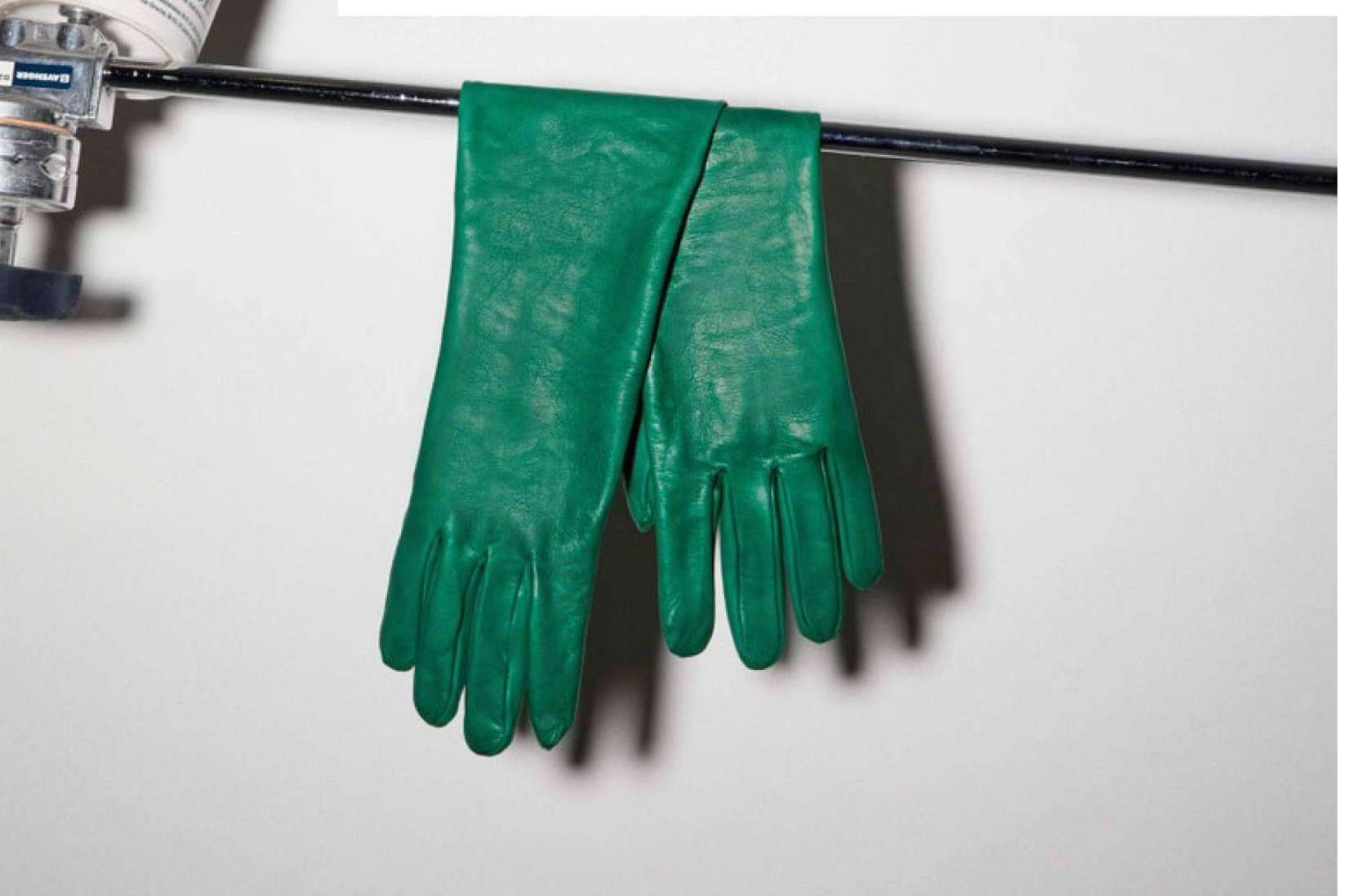 ¿De dónde son los guantes que llevan las famosas en las revistas de moda?