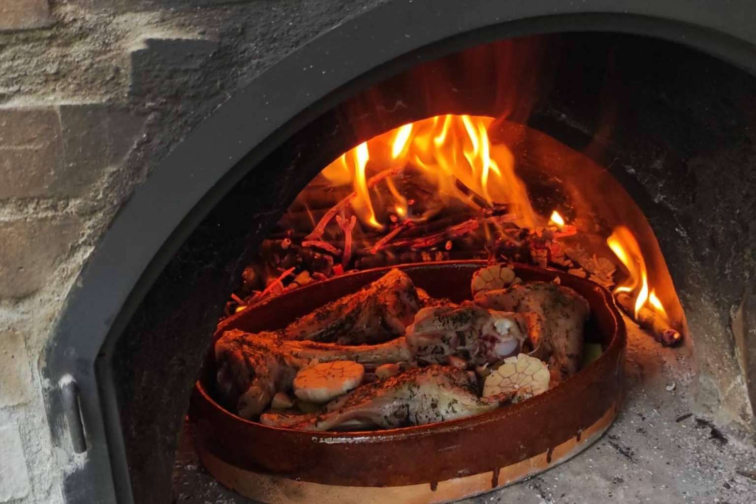 Qué beneficios conlleva cocinar en hornos de leña, por Gaudir amb Foc