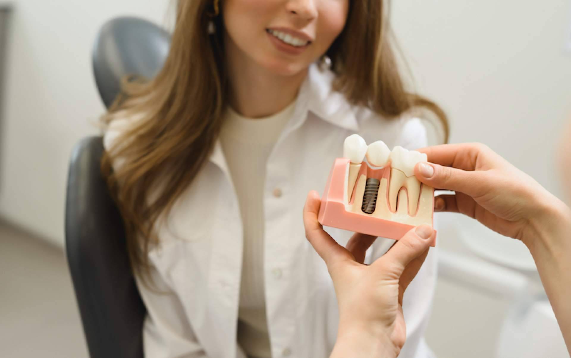 Los implantes personalizados con materiales de calidad que ofrece la clínica dental Samprodent