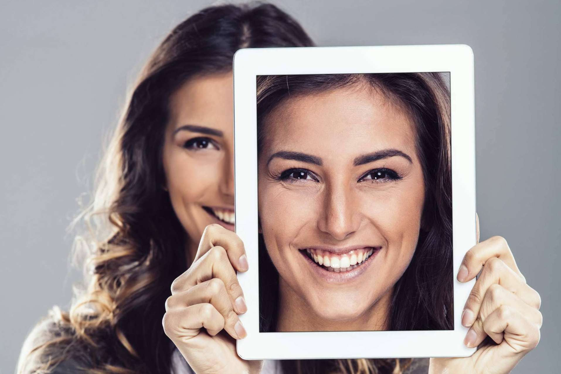 Clínica dental IMOI y sus implantes osteointegrados. Cirugía sin cortes y dientes en horas