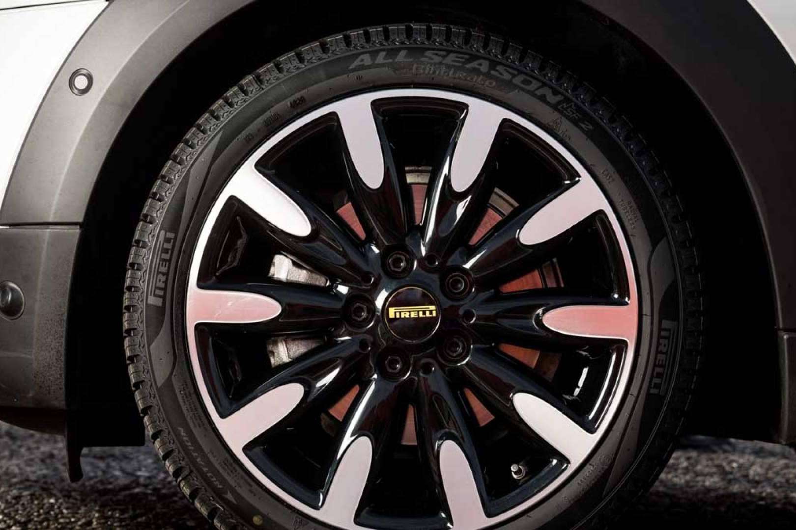Aprovechar la promoción de Pirelli en los talleres de la red Blacktire y conseguir hasta 100 € en una tarjeta regalo