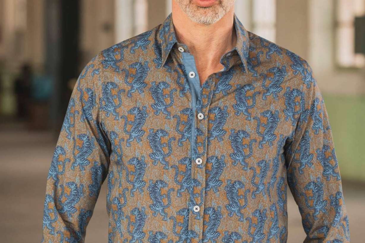 Vestir a la última moda con las shirts estampadas de Aragaza