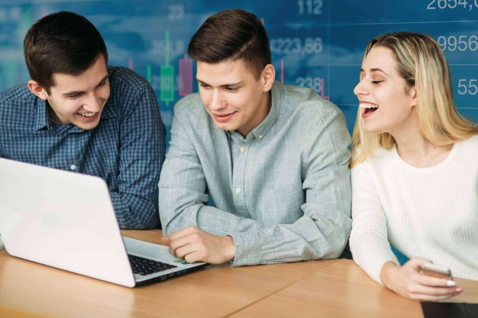 HollyMontt presenta TwoTails, su innovador simulador de inversiones para Instituciones Educativas
