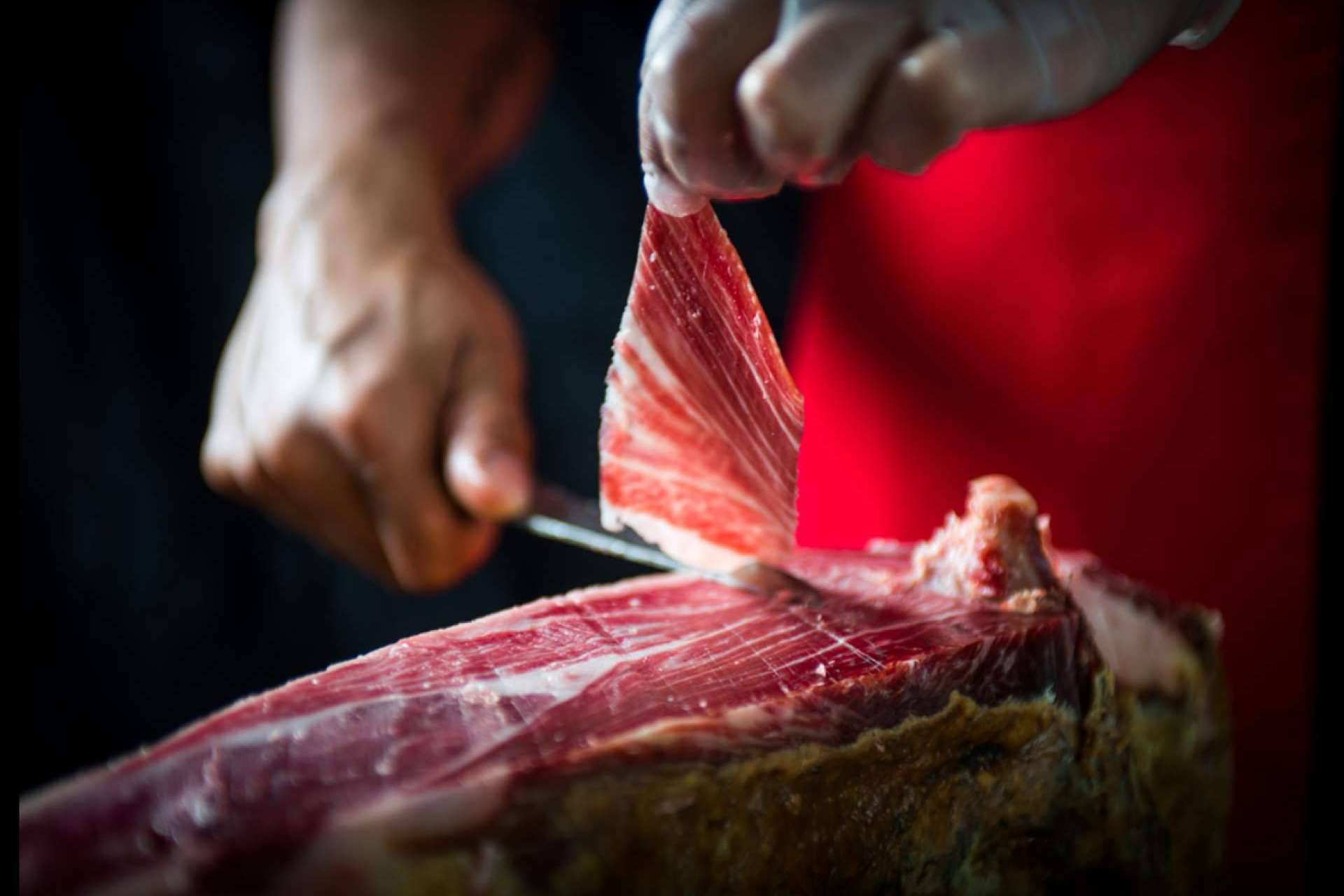 Cortar un jamón ibérico con los consejos, paso a paso, de Enrique Tomás
