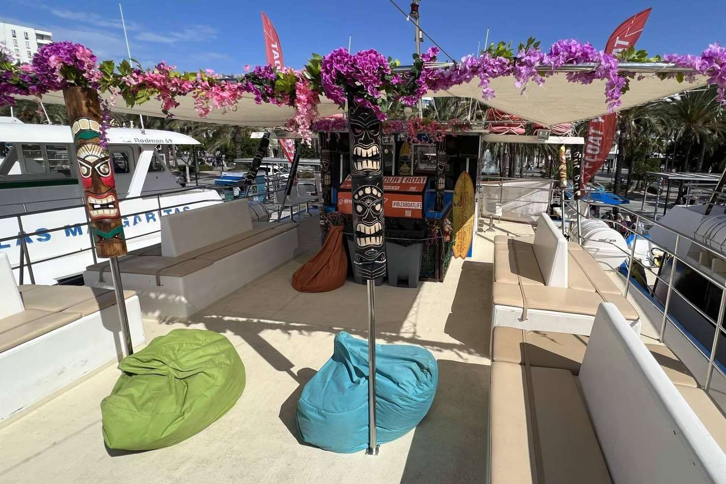 Visitar las impresionantes playas de Ibiza con una excursión en el catamarán Float Your Boat