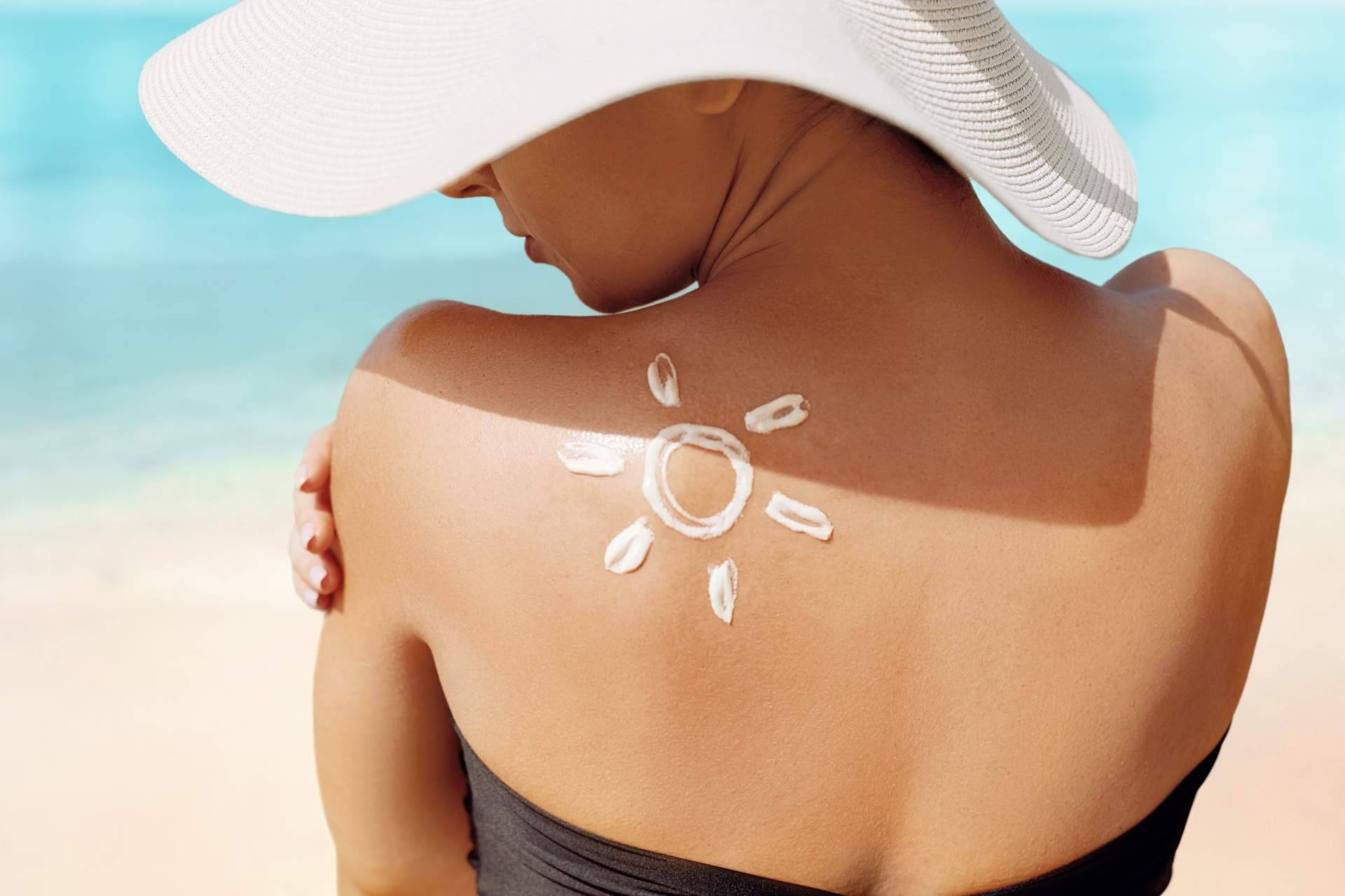 Aplicarse productos para una efectiva protección solar, disponibles en Tus Compras de Confianza