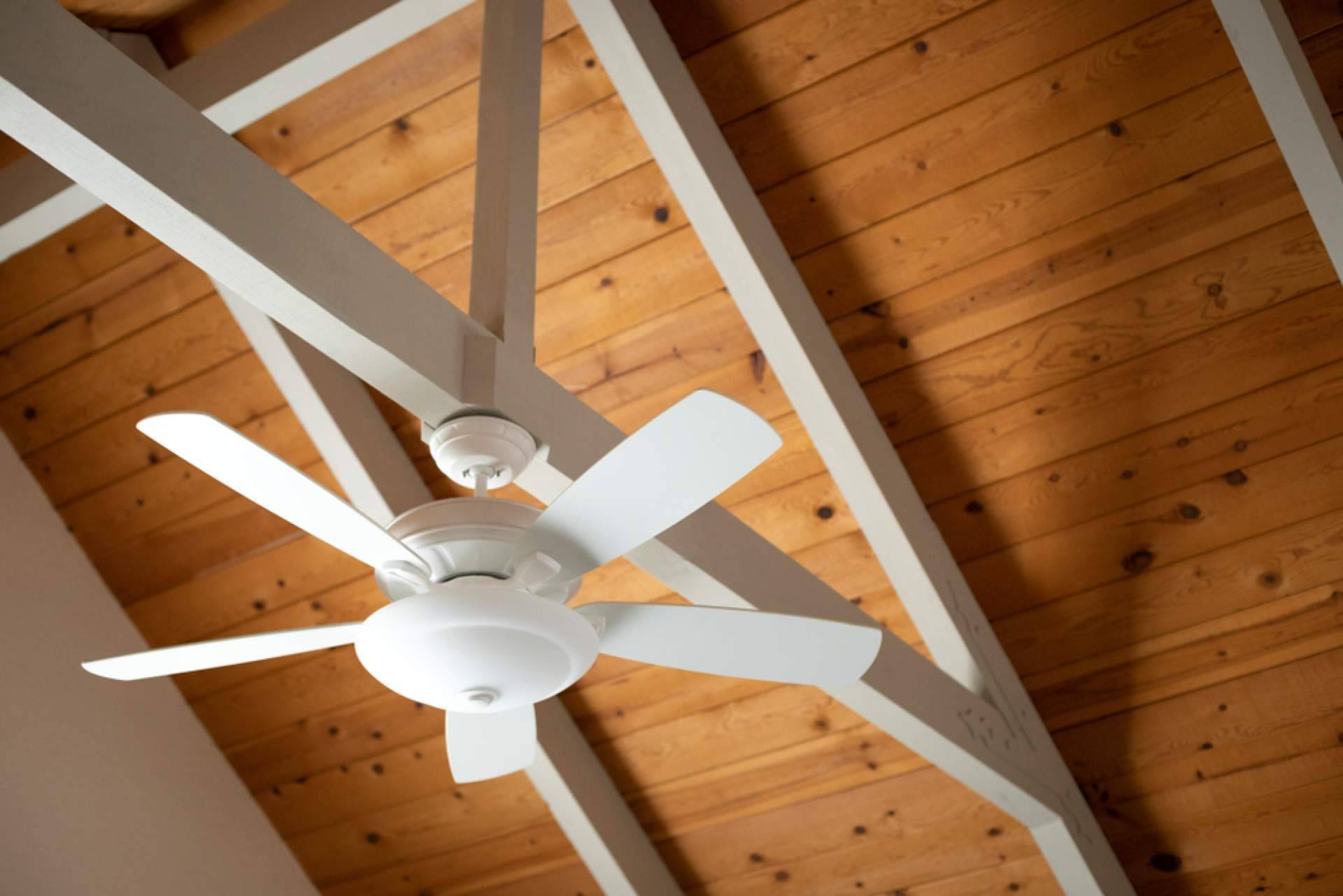 Refrescar la casa con ventiladores de techo es una solución económica ante el calor