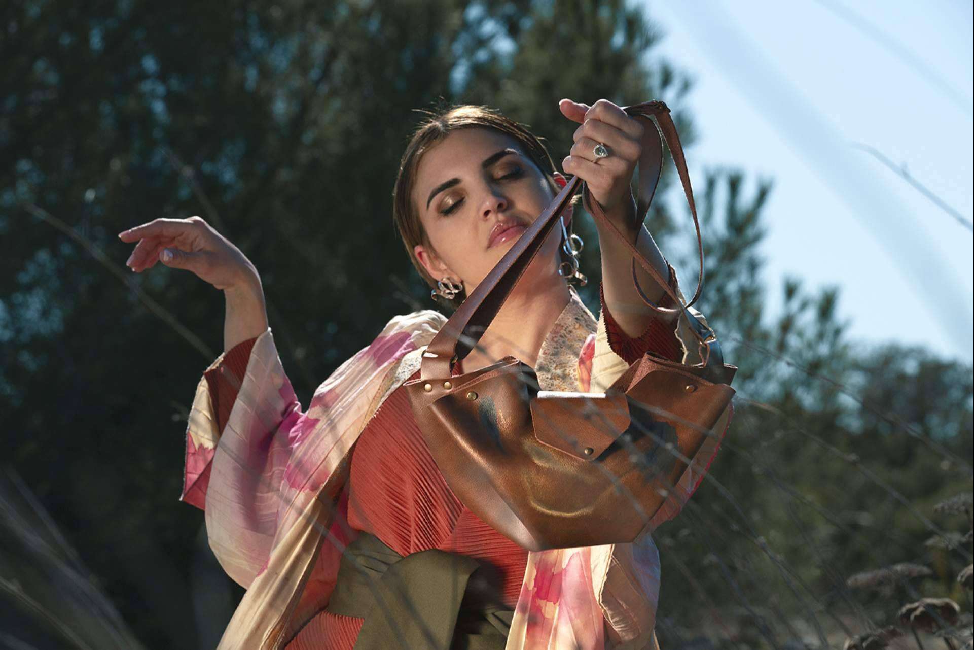 Bolsos pintados a mano; la fusión de arte y diseño en Araceli García