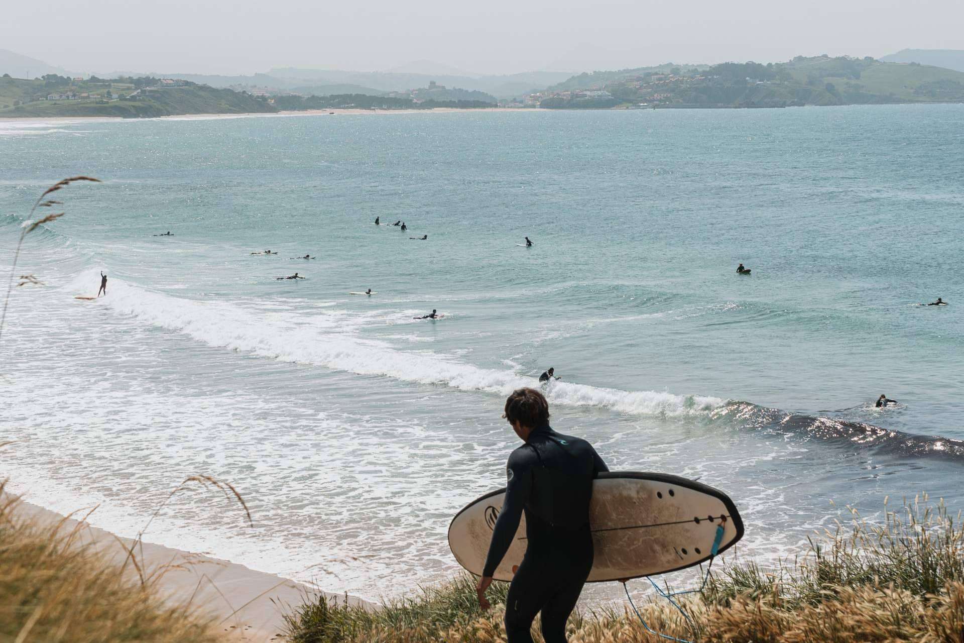 Las 5 mejores playas de España para aprender a surfear, según Flysurf Boards