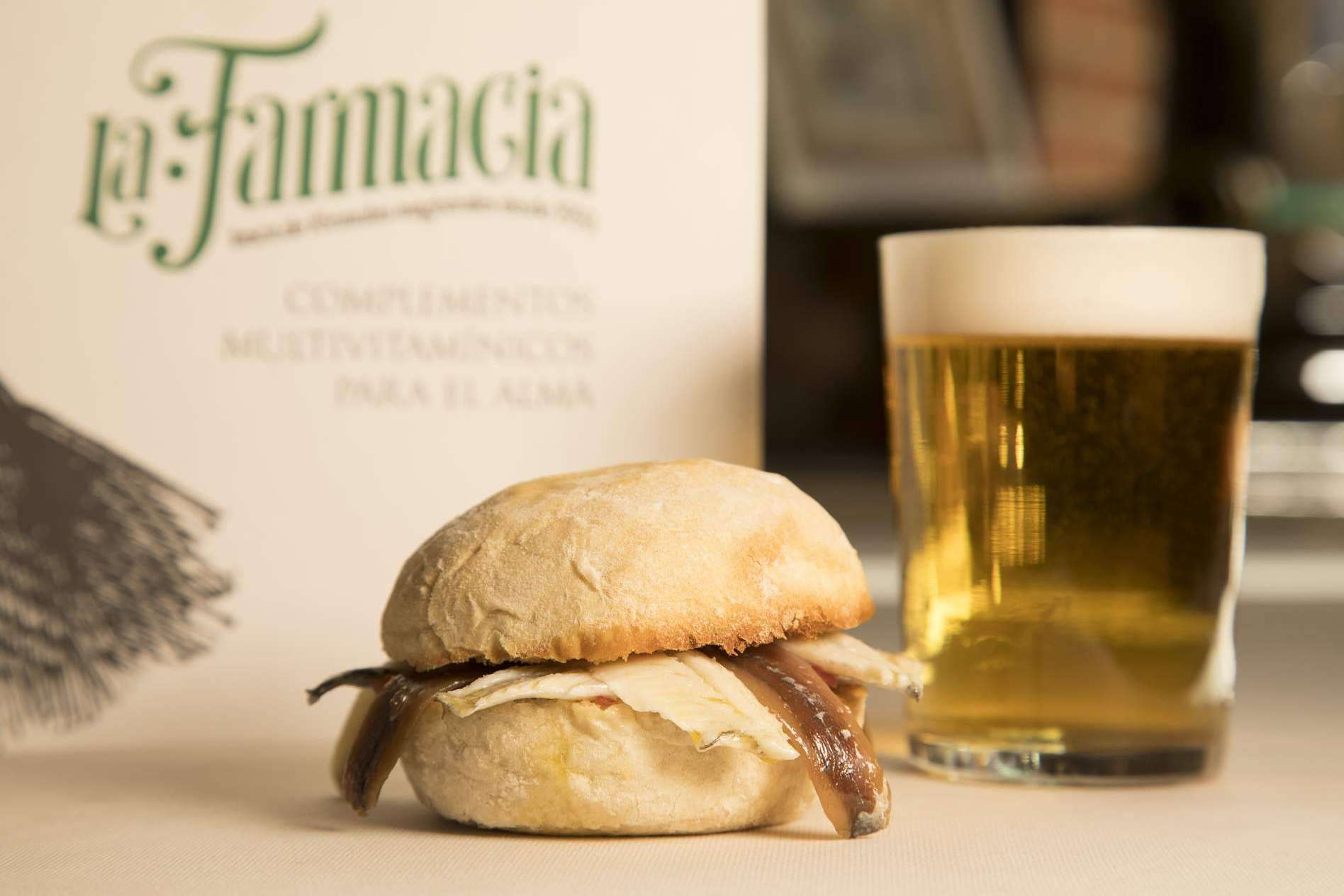 Un restaurante en Madrid especializado en tapas y raciones, famoso por sus deliciosos torreznos, bacalao y guisos caseros, Tasca La Farmacia