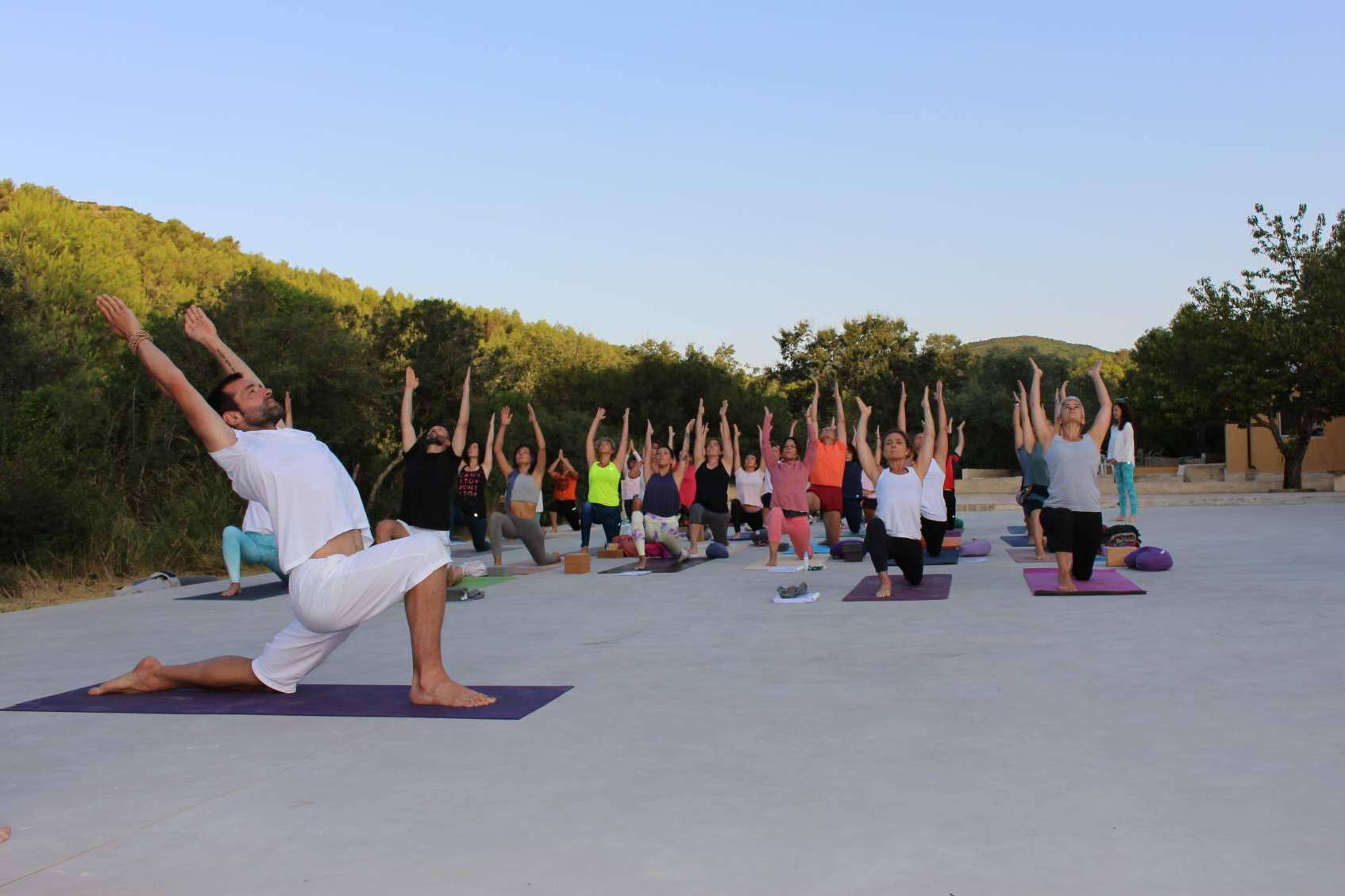Asistir a retiros de yoga en plena naturaleza para conectar con uno mismo