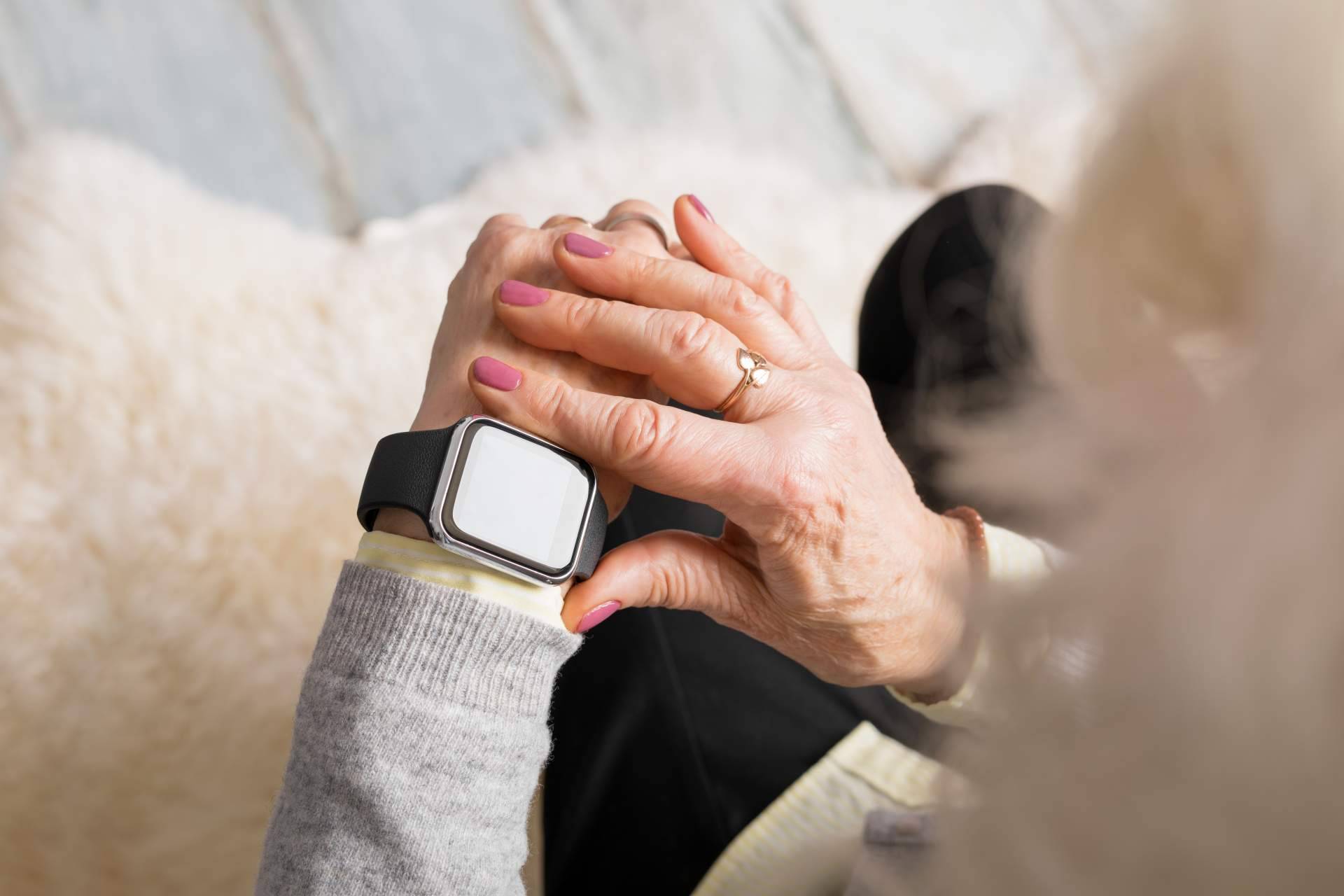 El reloj GPS de Neki es de gran ayuda para los familiares de mayores con Alzheimer