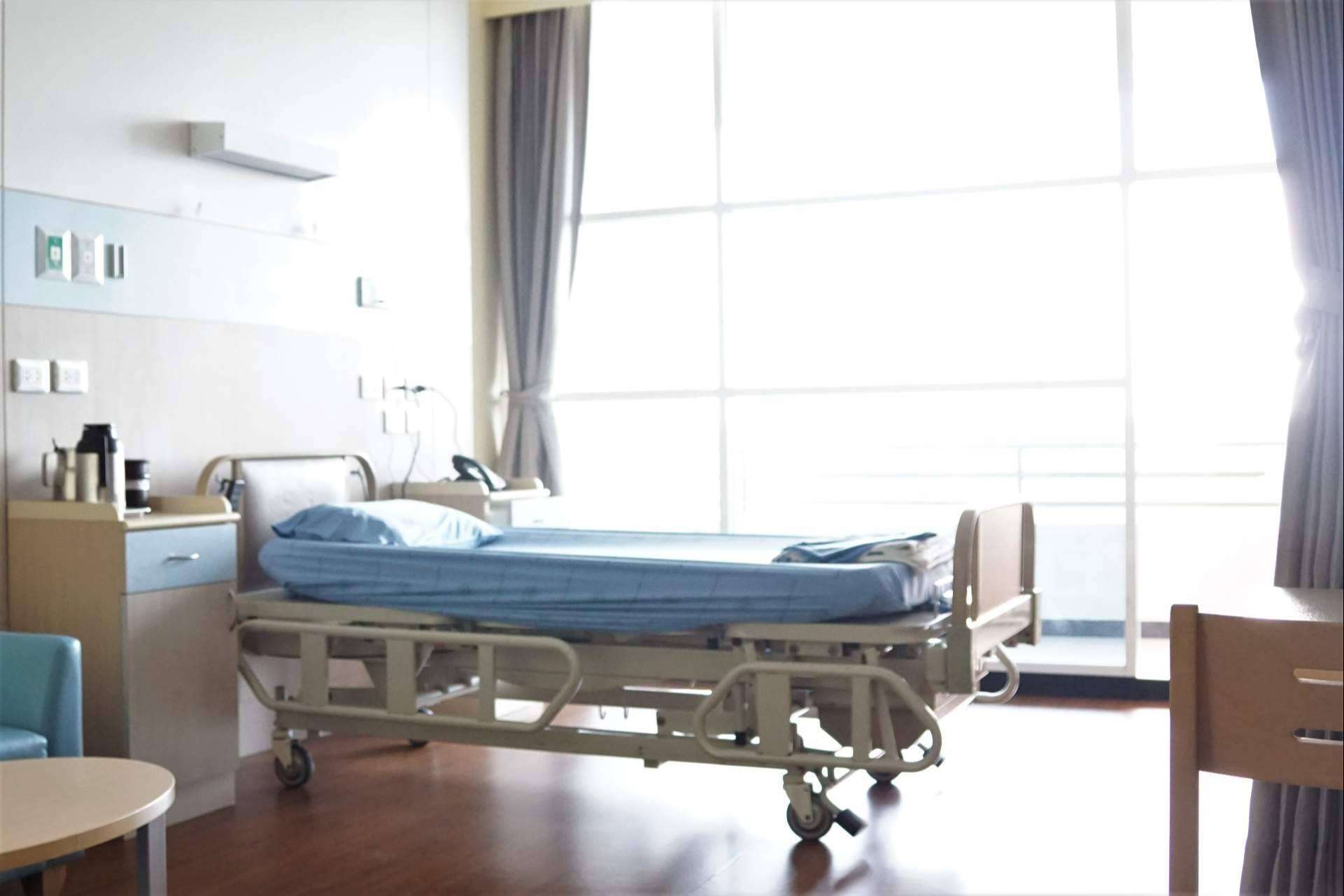 Camas hospitalarias eléctricas y mecánicas en EQUIMED