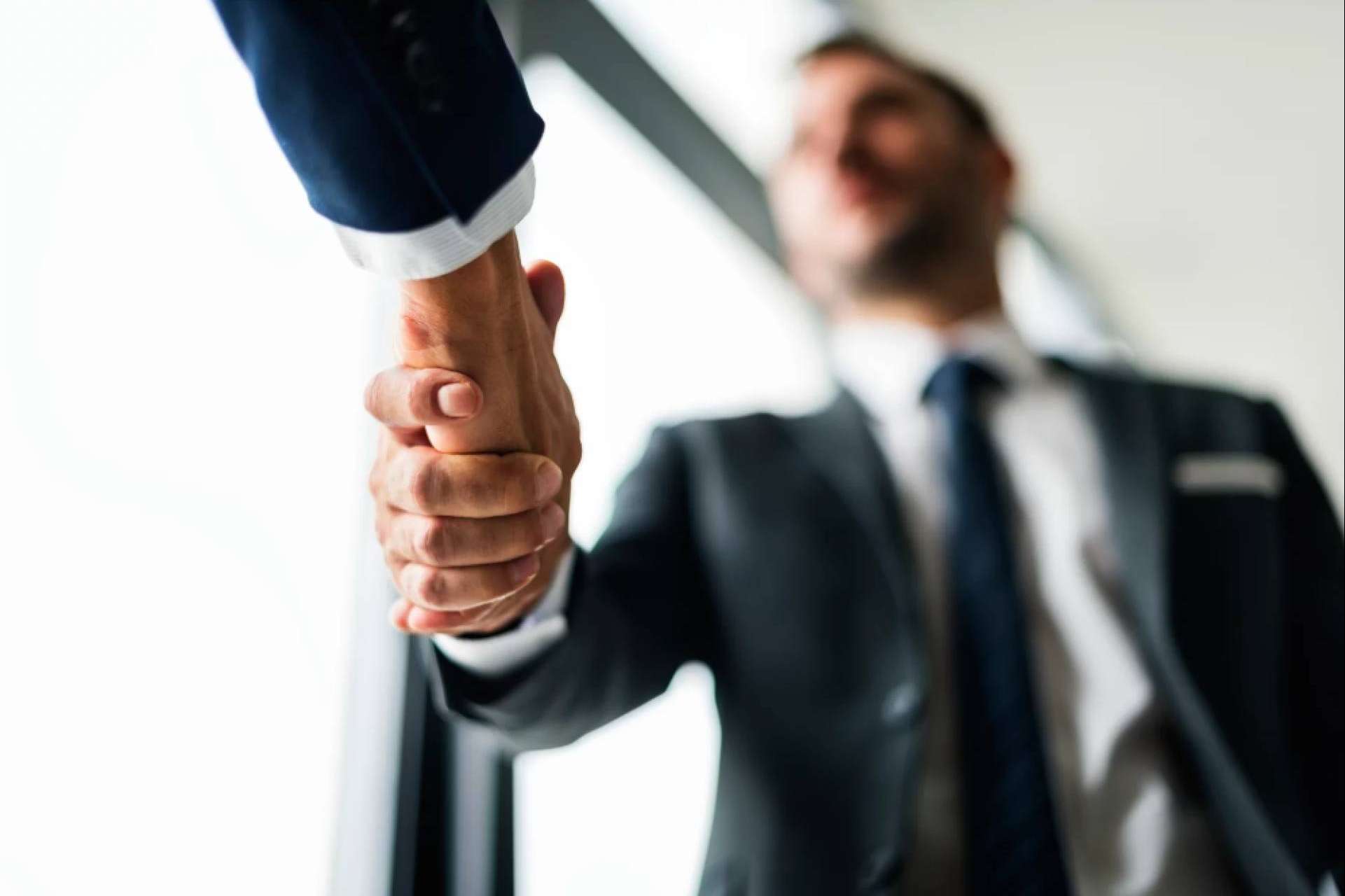 Prestación de servicios estratégicos a cambio de una participación en el capital del cliente