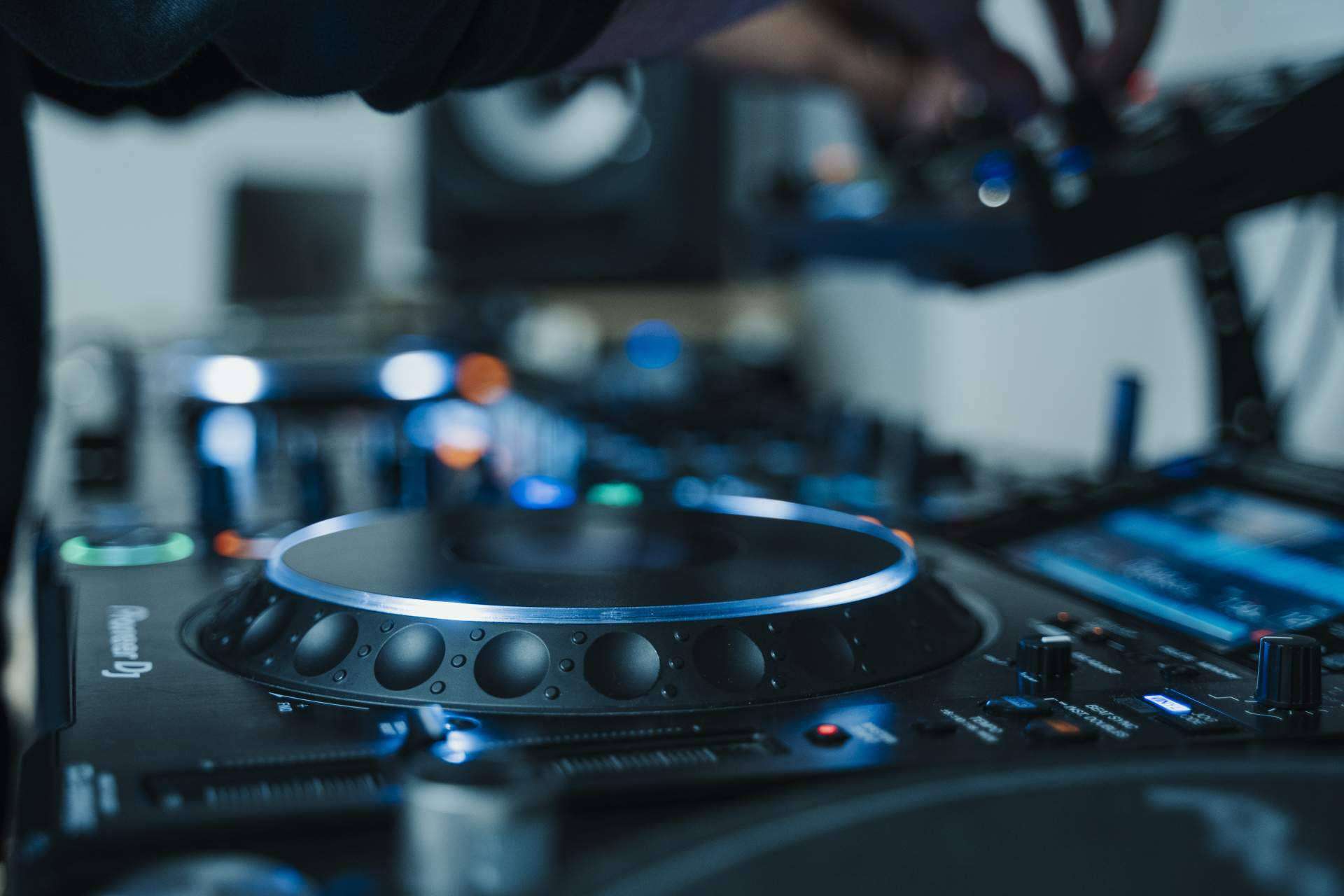 EUMES ofrece formación DJ en Girona para alcanzar el estrellato musical