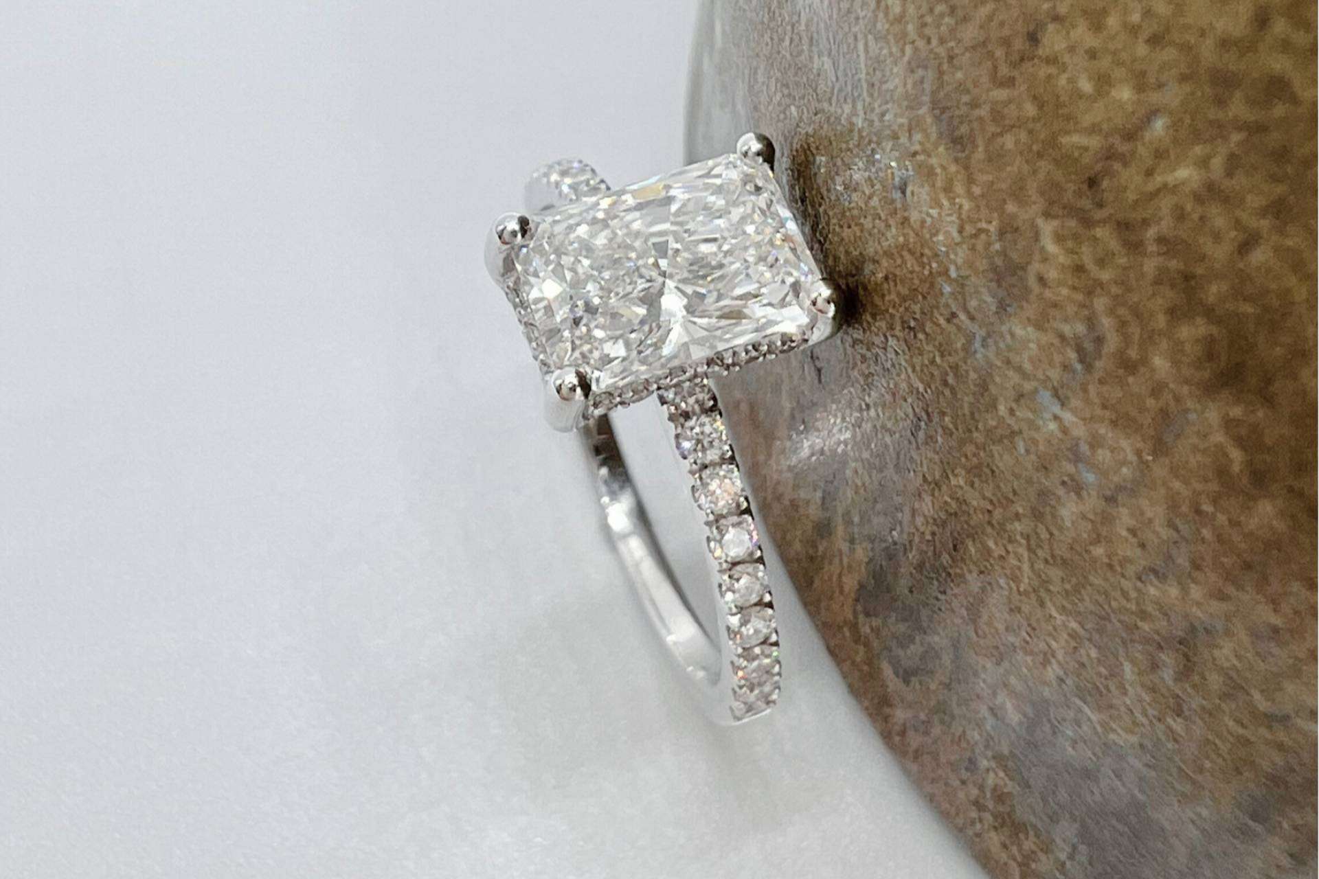Mimoke presenta Diana, el anillo de compromiso con una esencia especial