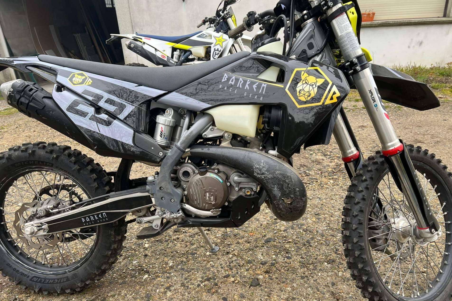 Potenciar la estética y proteger la moto usando las pegatinas de la marca ADHESIVOSEMBARRADOS
