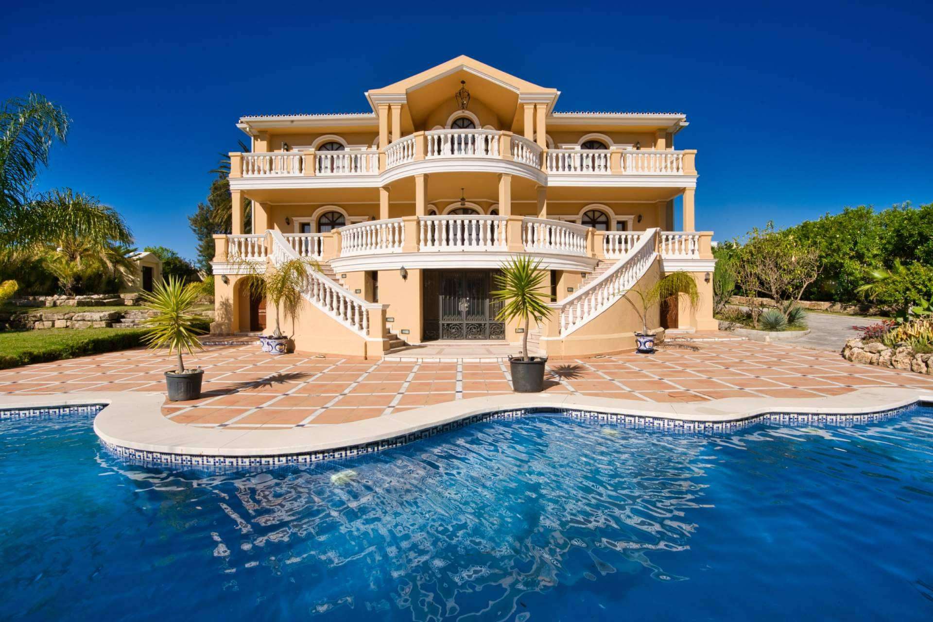 Zeuthen & Company dispone de un catálogo de luxury villas en Marbella