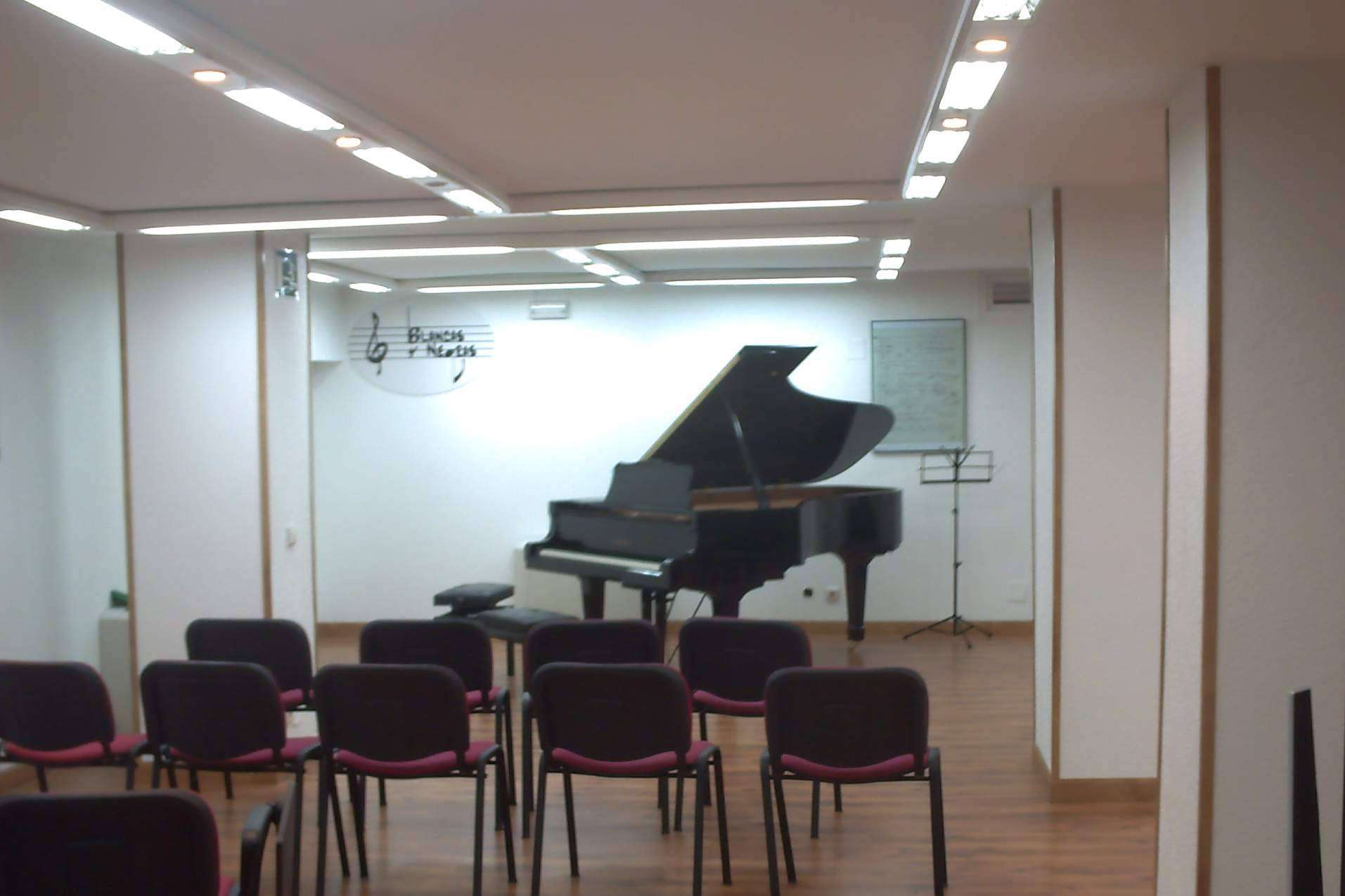 Escuela de música Blancas y Negras, una academia de referencia en Ciempozuelos, Madrid, con clases colectivas e individuales
