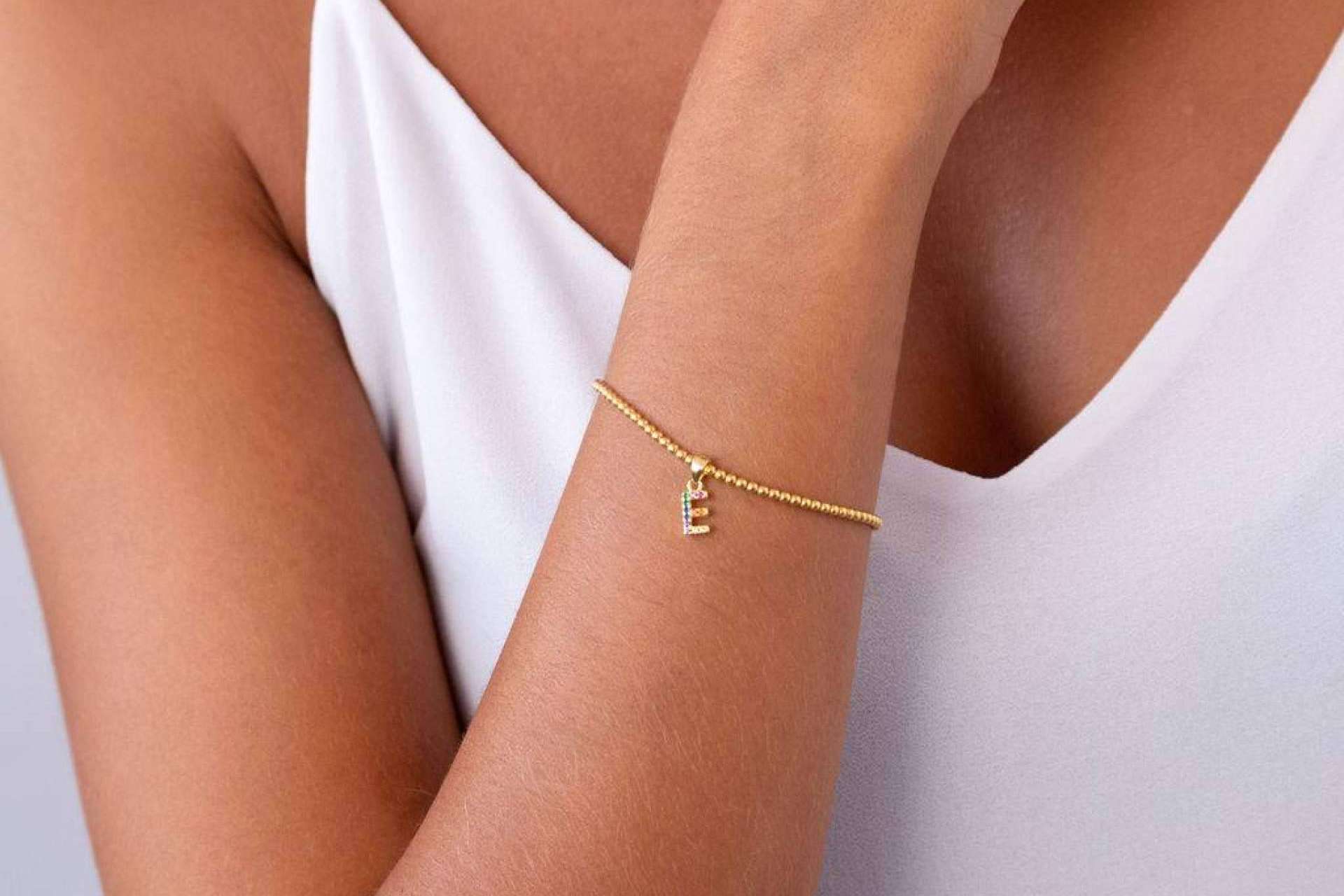 Pulseras con iniciales, un regalo significativo para una persona especial