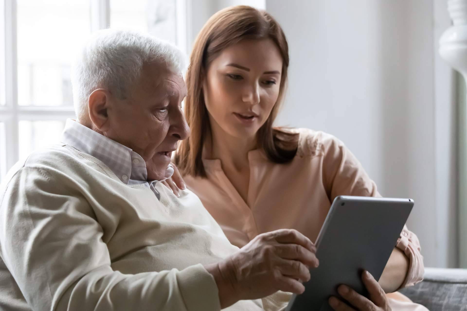 Atención especializada y calidad de vida para el cuidado de personas mayores de la mano de Family Servit