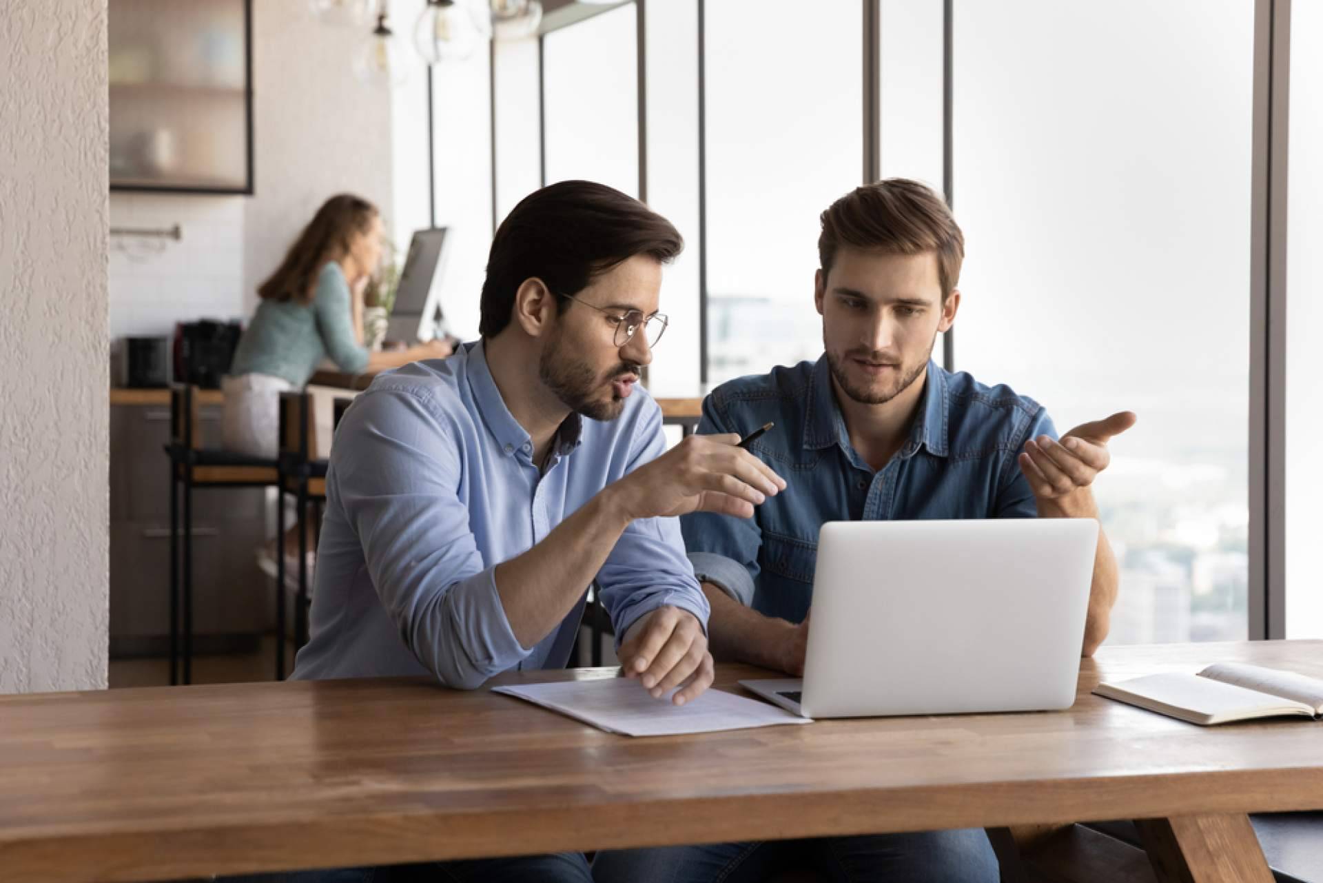 Convertirse en un experto paralegal a través de la formación jurídica de E&J School